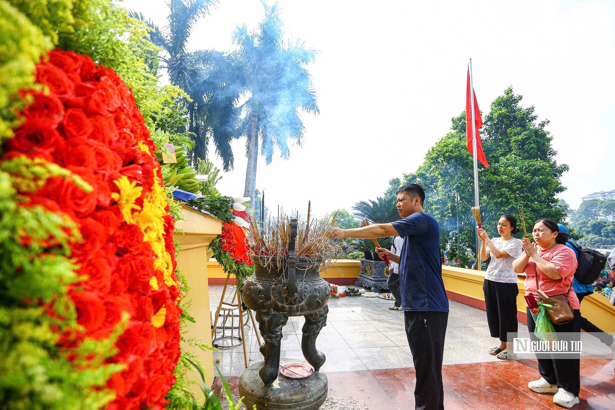 Dòng người đến dâng hương, tưởng niệm các anh hùng liệt sĩ tại các nghĩa trang- Ảnh 2. Dòng người đến dâng hương, tưởng niệm các anh hùng liệt sĩ tại các nghĩa trang- Ảnh 2.