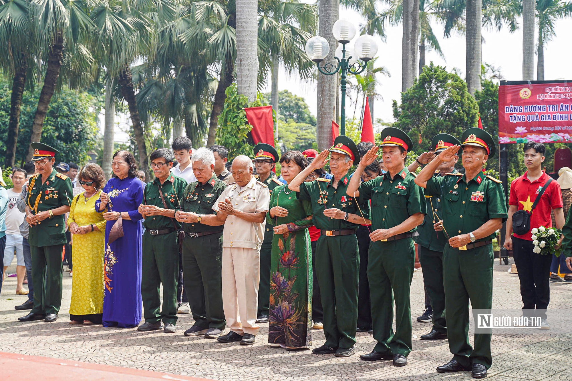 Dòng người đến dâng hương, tưởng niệm các anh hùng liệt sĩ tại các nghĩa trang- Ảnh 3. Dòng người đến dâng hương, tưởng niệm các anh hùng liệt sĩ tại các nghĩa trang- Ảnh 3.