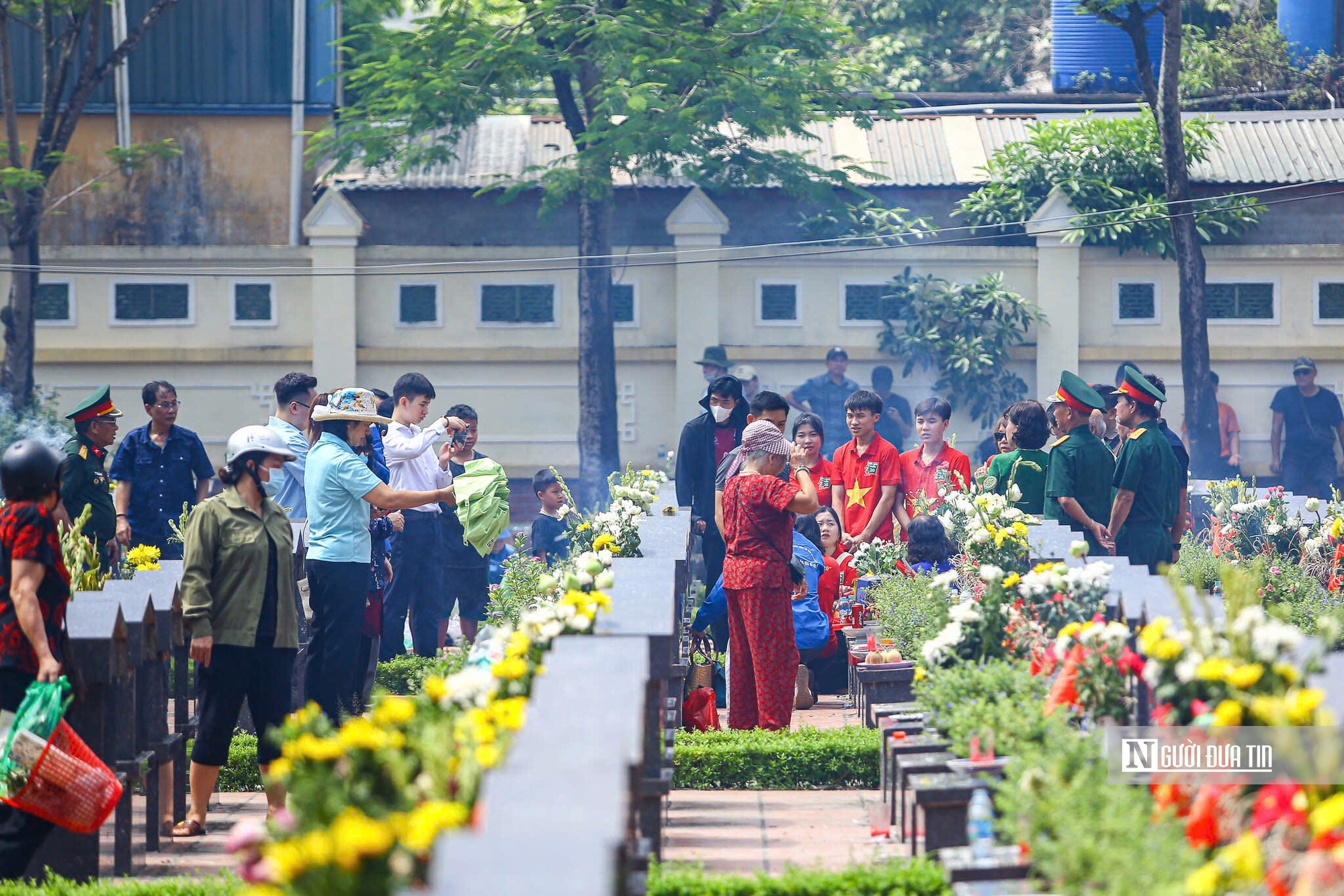 Dòng người đến dâng hương, tưởng niệm các anh hùng liệt sĩ tại các nghĩa trang- Ảnh 6. Dòng người đến dâng hương, tưởng niệm các anh hùng liệt sĩ tại các nghĩa trang- Ảnh 6.