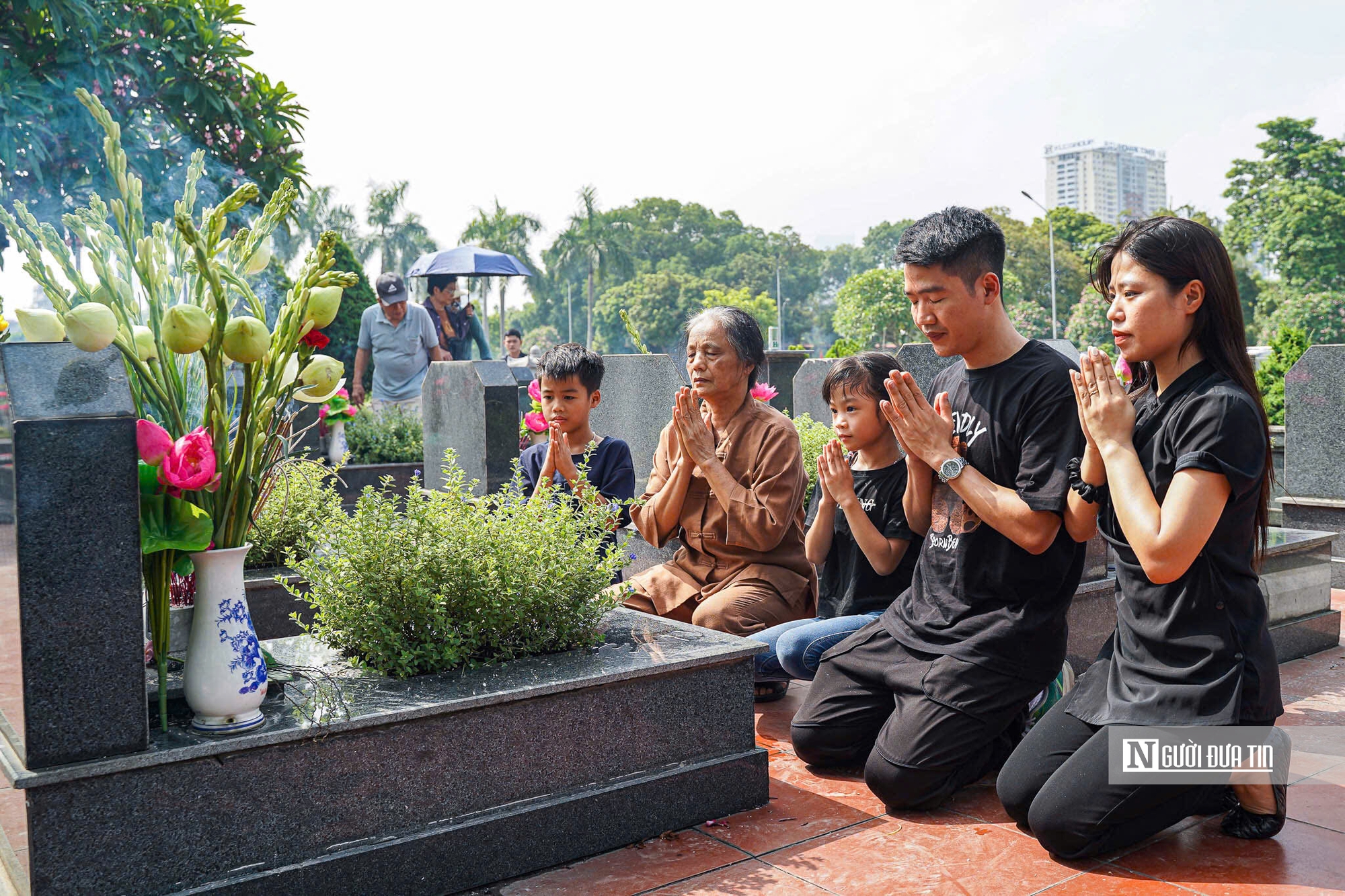 Dòng người đến dâng hương, tưởng niệm các anh hùng liệt sĩ tại các nghĩa trang- Ảnh 7. Dòng người đến dâng hương, tưởng niệm các anh hùng liệt sĩ tại các nghĩa trang- Ảnh 7.