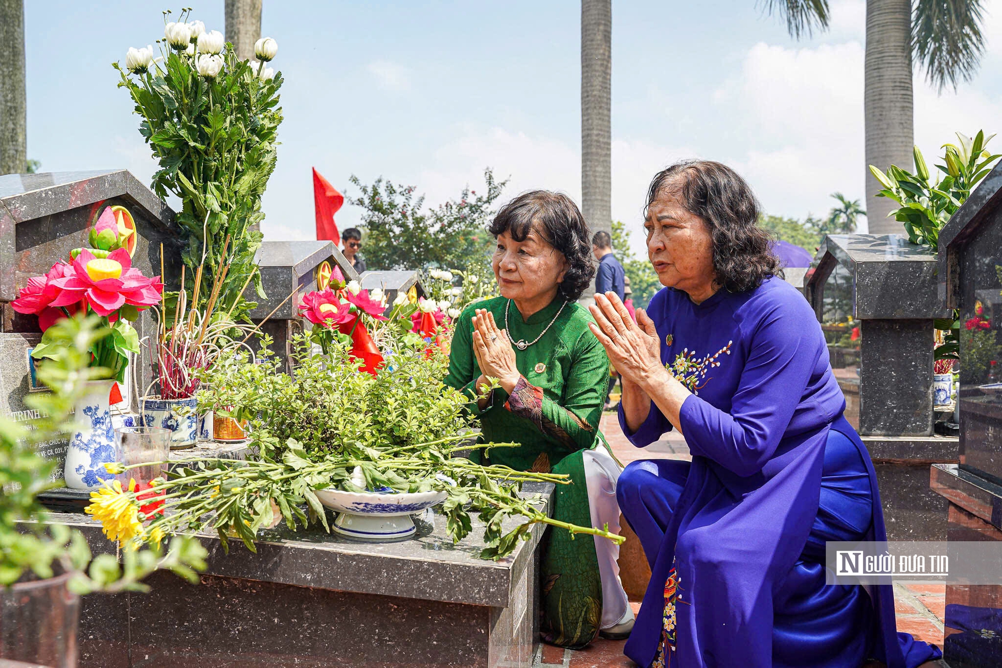 Dòng người đến dâng hương, tưởng niệm các anh hùng liệt sĩ tại các nghĩa trang- Ảnh 8. Dòng người đến dâng hương, tưởng niệm các anh hùng liệt sĩ tại các nghĩa trang- Ảnh 8.