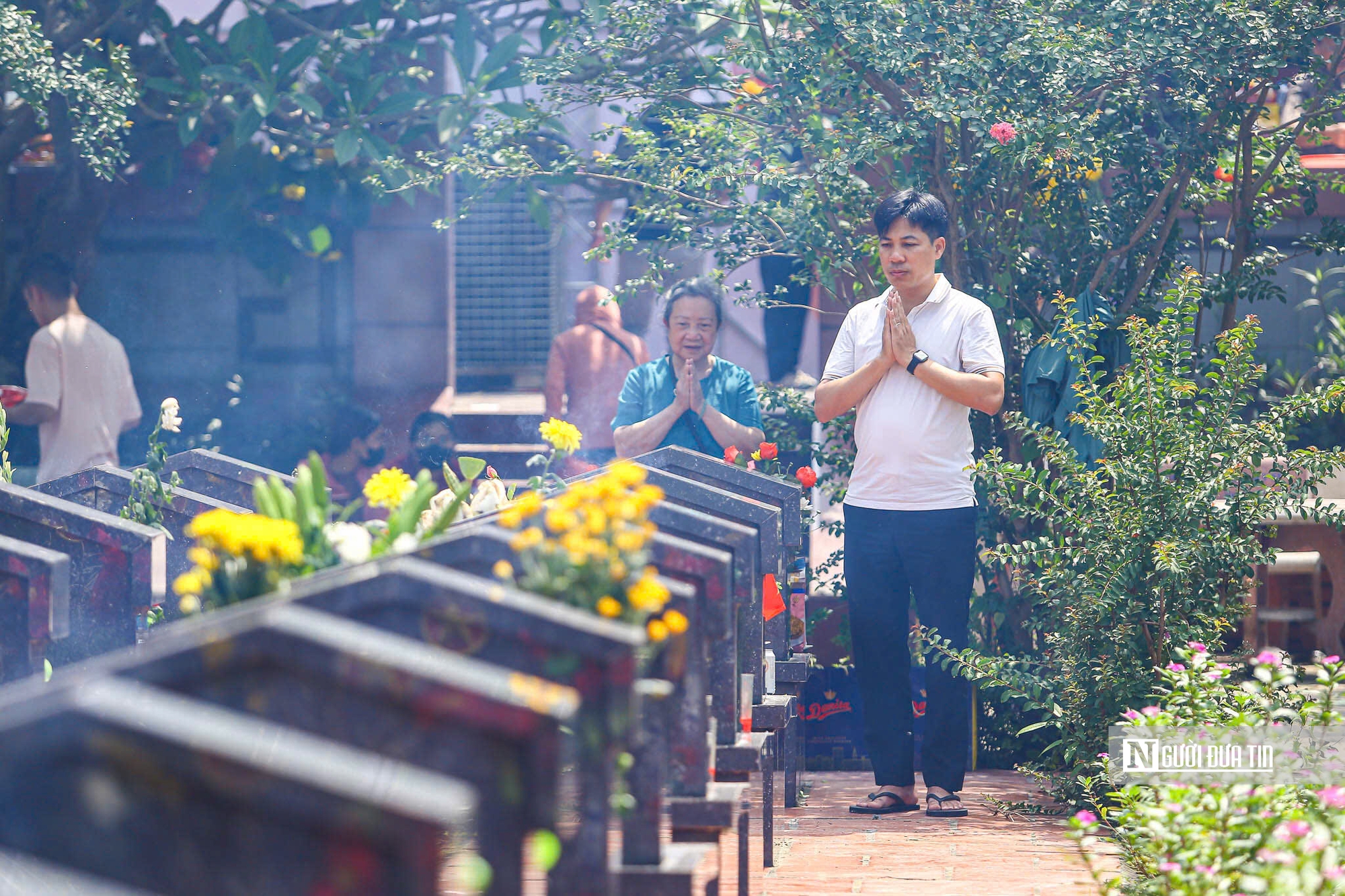 Dòng người đến dâng hương, tưởng niệm các anh hùng liệt sĩ tại các nghĩa trang- Ảnh 10. Dòng người đến dâng hương, tưởng niệm các anh hùng liệt sĩ tại các nghĩa trang- Ảnh 10.