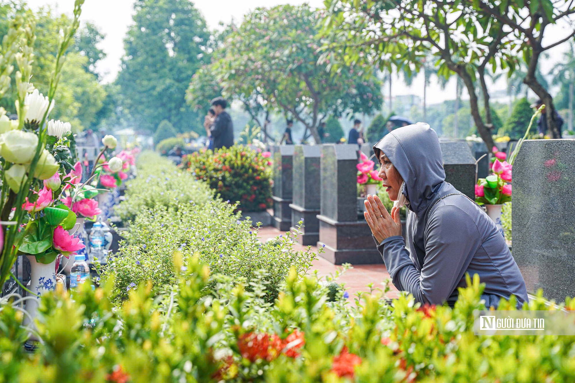Dòng người đến dâng hương, tưởng niệm các anh hùng liệt sĩ tại các nghĩa trang- Ảnh 11. Dòng người đến dâng hương, tưởng niệm các anh hùng liệt sĩ tại các nghĩa trang- Ảnh 11.
