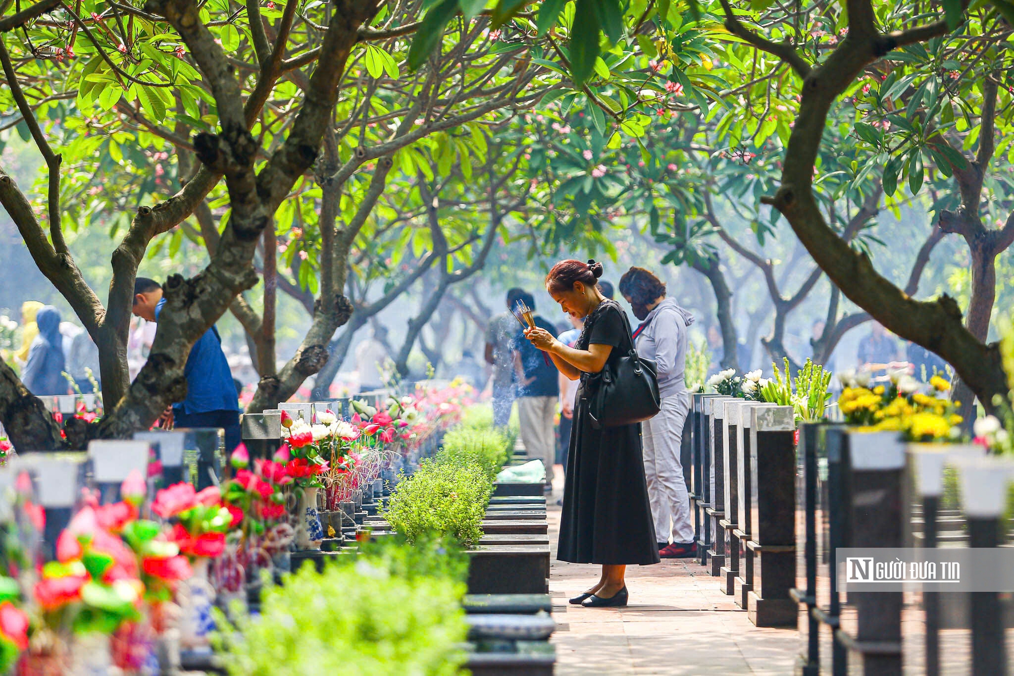Dòng người đến dâng hương, tưởng niệm các anh hùng liệt sĩ tại các nghĩa trang- Ảnh 12. Dòng người đến dâng hương, tưởng niệm các anh hùng liệt sĩ tại các nghĩa trang- Ảnh 12.