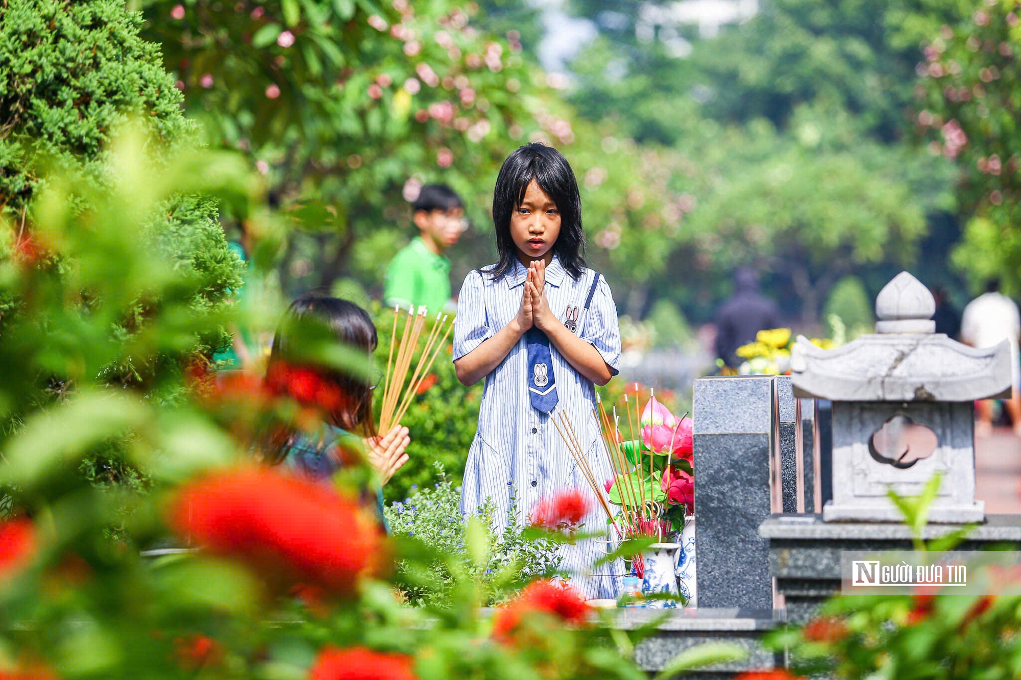 Dòng người đến dâng hương, tưởng niệm các anh hùng liệt sĩ tại các nghĩa trang- Ảnh 14. Dòng người đến dâng hương, tưởng niệm các anh hùng liệt sĩ tại các nghĩa trang- Ảnh 14.