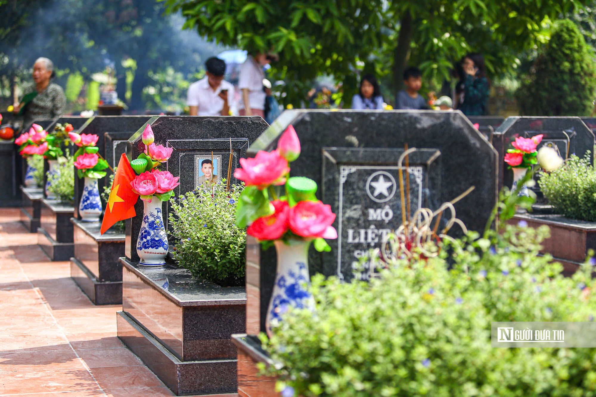 Dòng người đến dâng hương, tưởng niệm các anh hùng liệt sĩ tại các nghĩa trang- Ảnh 15. Dòng người đến dâng hương, tưởng niệm các anh hùng liệt sĩ tại các nghĩa trang- Ảnh 15.