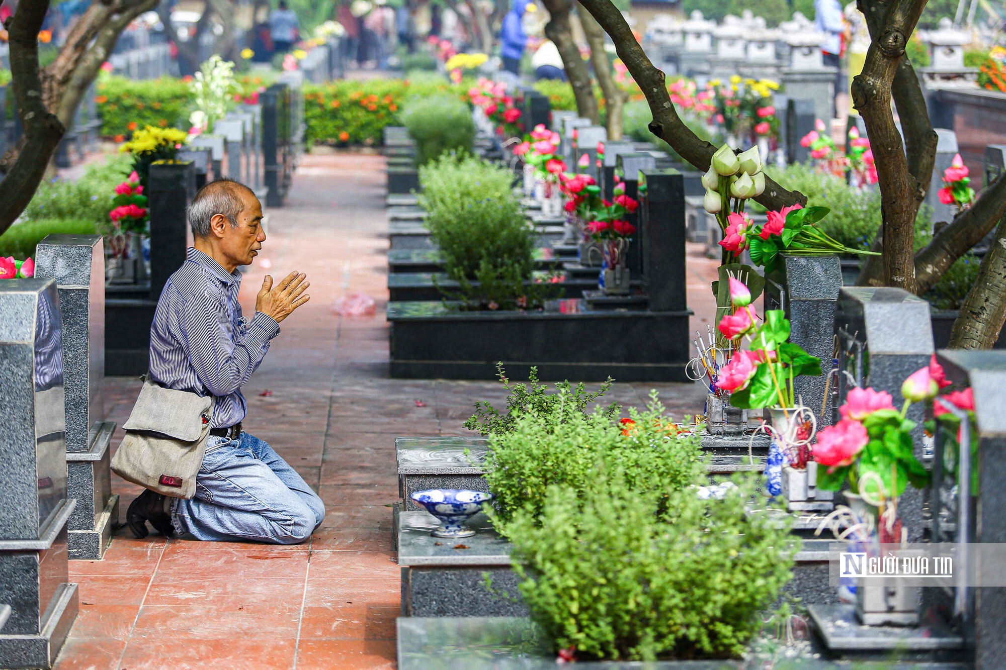Dòng người đến dâng hương, tưởng niệm các anh hùng liệt sĩ tại các nghĩa trang- Ảnh 16. Dòng người đến dâng hương, tưởng niệm các anh hùng liệt sĩ tại các nghĩa trang- Ảnh 16.