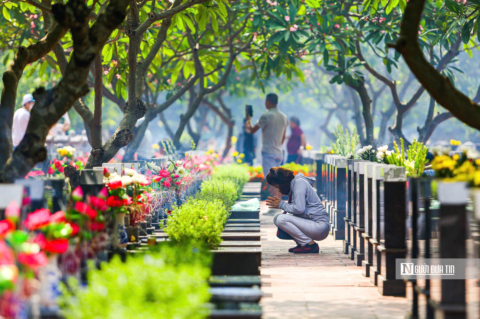 Dòng người đến dâng hương, tưởng niệm các anh hùng liệt sĩ tại các nghĩa trang- Ảnh 17. Dòng người đến dâng hương, tưởng niệm các anh hùng liệt sĩ tại các nghĩa trang- Ảnh 17.