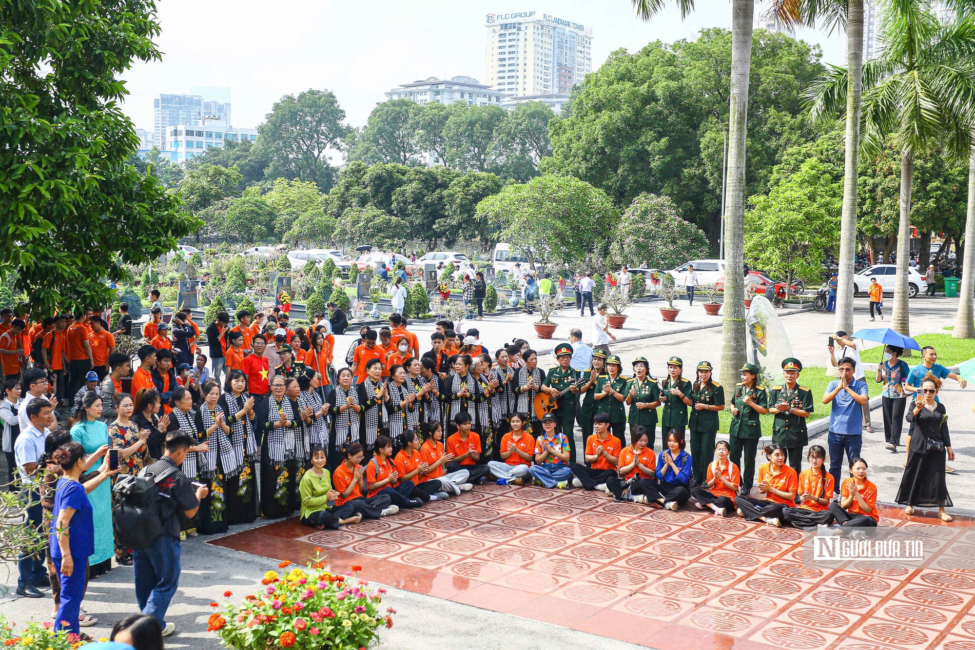 Dòng người đến dâng hương, tưởng niệm các anh hùng liệt sĩ tại các nghĩa trang- Ảnh 18. Dòng người đến dâng hương, tưởng niệm các anh hùng liệt sĩ tại các nghĩa trang- Ảnh 18.