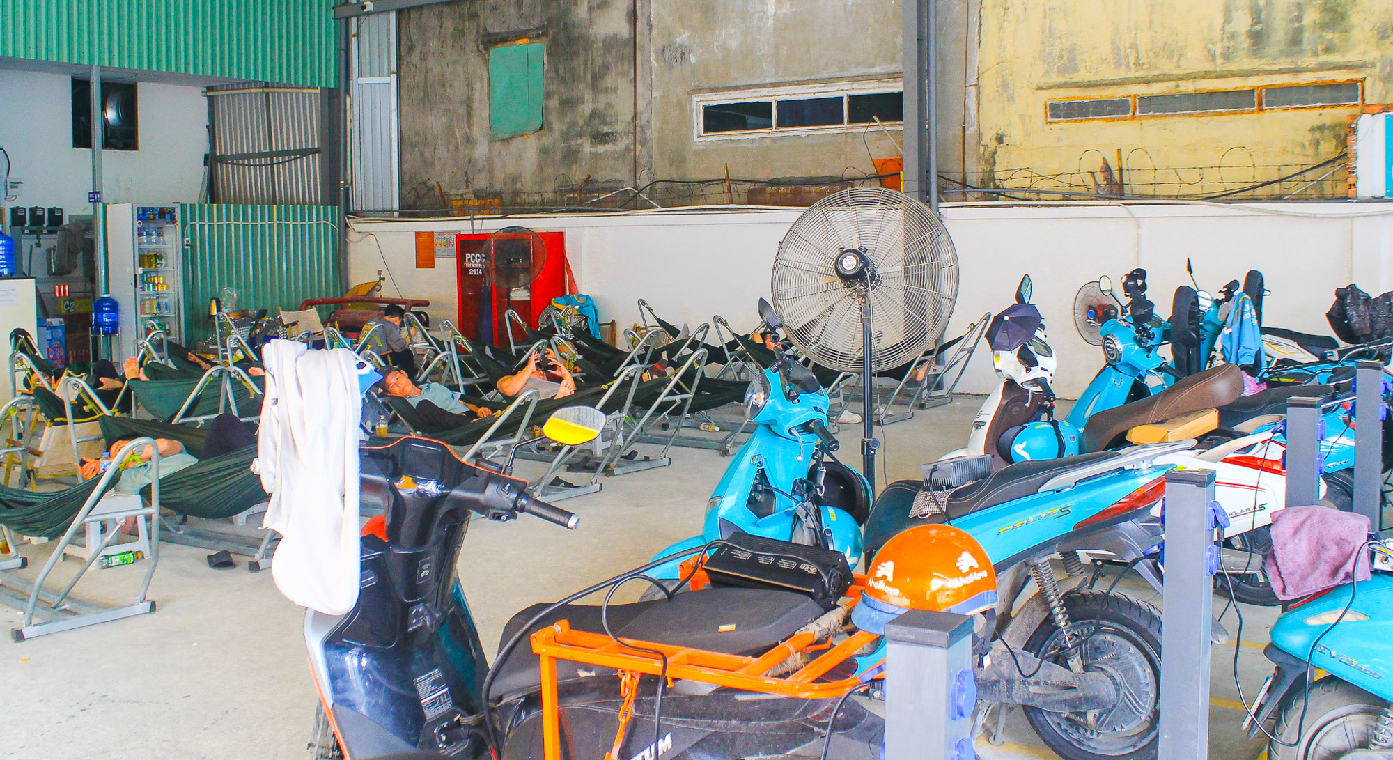 Cà phê võng phiên bản plus: Chỉ 30.000 đồng mà vừa uống nước, vừa sạc xe điện, vừa có chỗ tắm đang gây sốt ở TP.HCM - Ảnh 1.