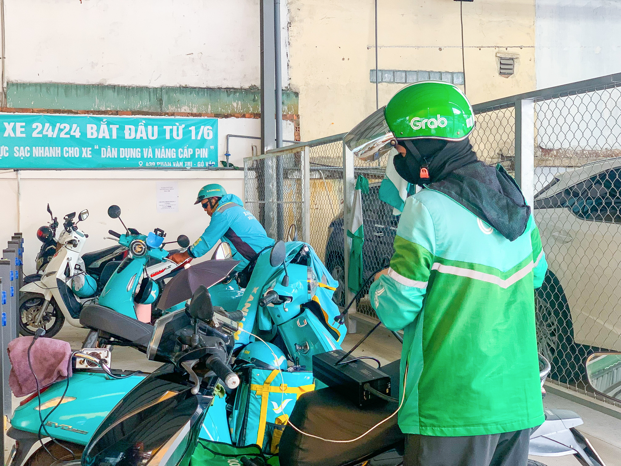 Cà phê võng phiên bản plus: Chỉ 30.000 đồng mà vừa uống nước, vừa sạc xe điện, vừa có chỗ tắm đang gây sốt ở TP.HCM - Ảnh 11.