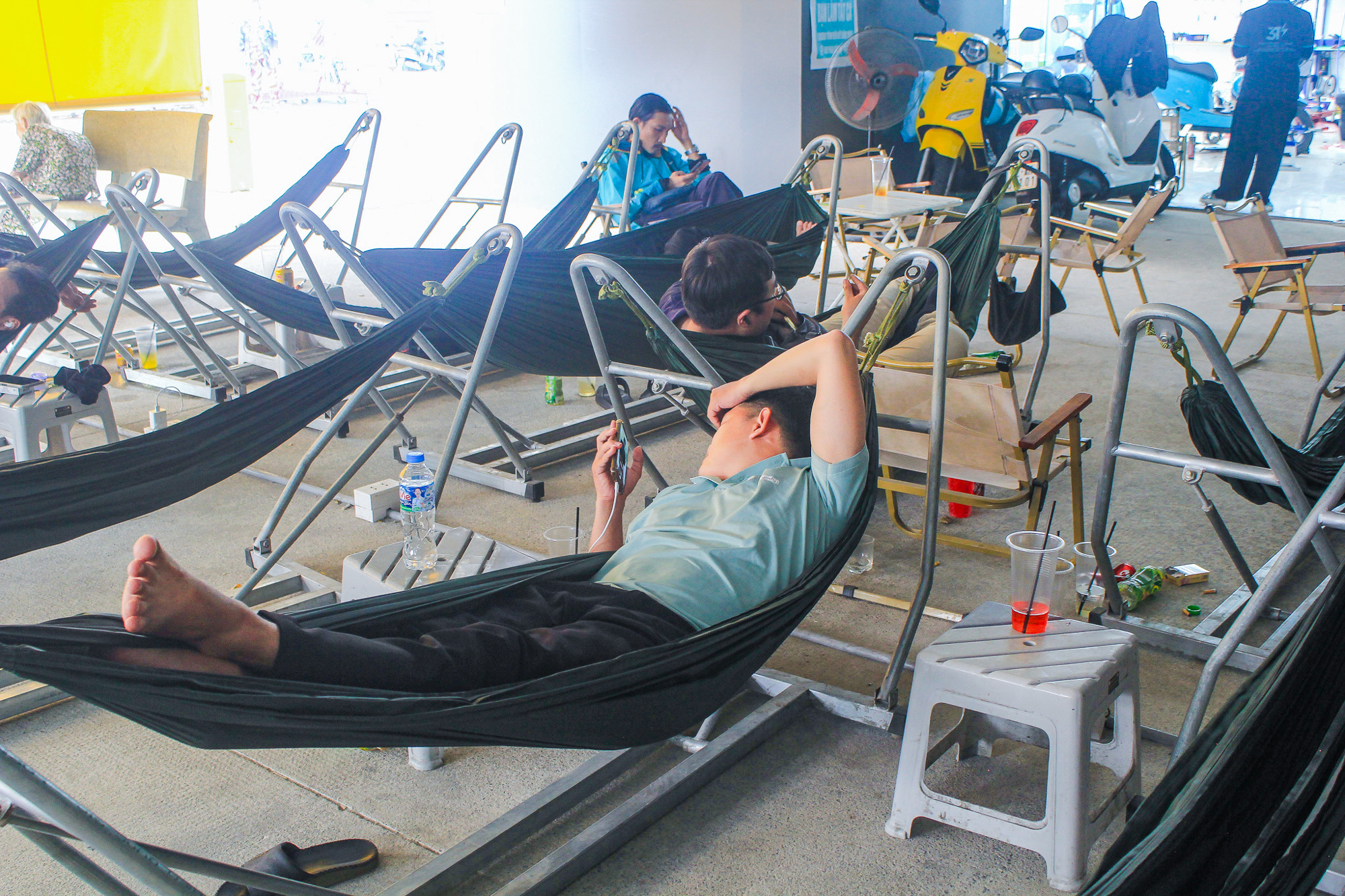 Cà phê võng phiên bản plus: Chỉ 30.000 đồng mà vừa uống nước, vừa sạc xe điện, vừa có chỗ tắm đang gây sốt ở TP.HCM - Ảnh 5.