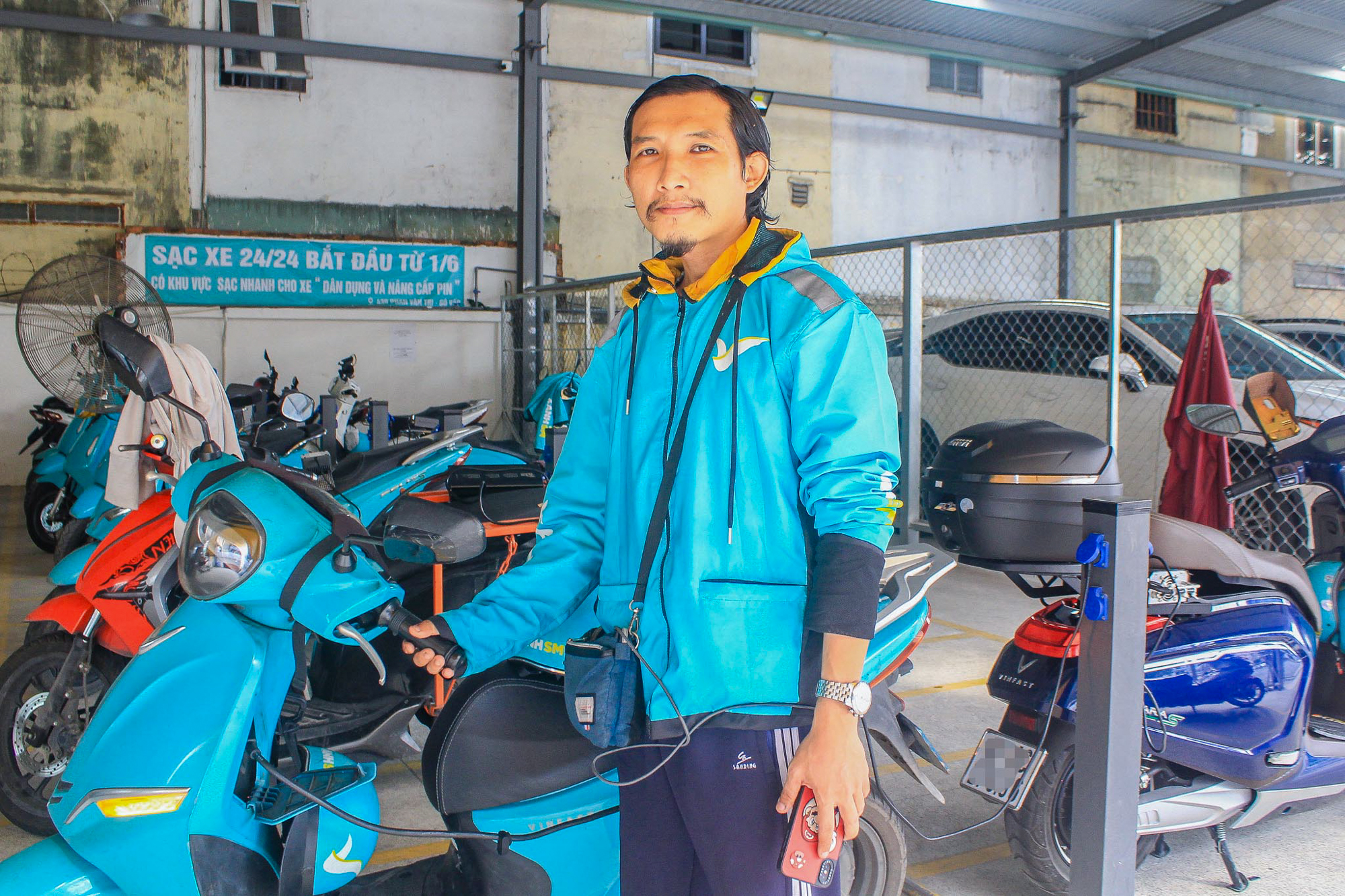 Cà phê võng phiên bản plus: Chỉ 30.000 đồng mà vừa uống nước, vừa sạc xe điện, vừa có chỗ tắm đang gây sốt ở TP.HCM - Ảnh 7.