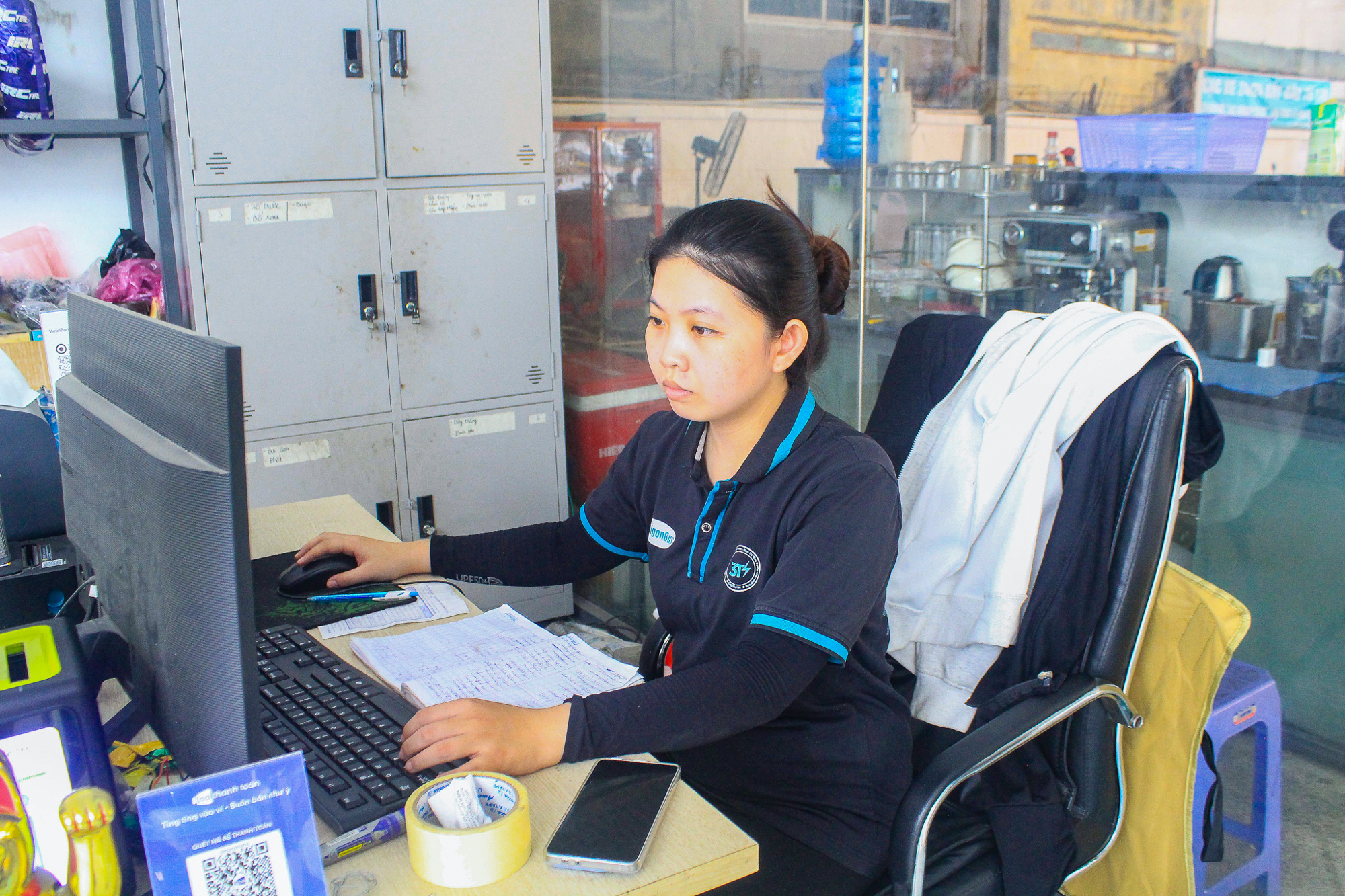 Cà phê võng phiên bản plus: Chỉ 30.000 đồng mà vừa uống nước, vừa sạc xe điện, vừa có chỗ tắm đang gây sốt ở TP.HCM - Ảnh 8.