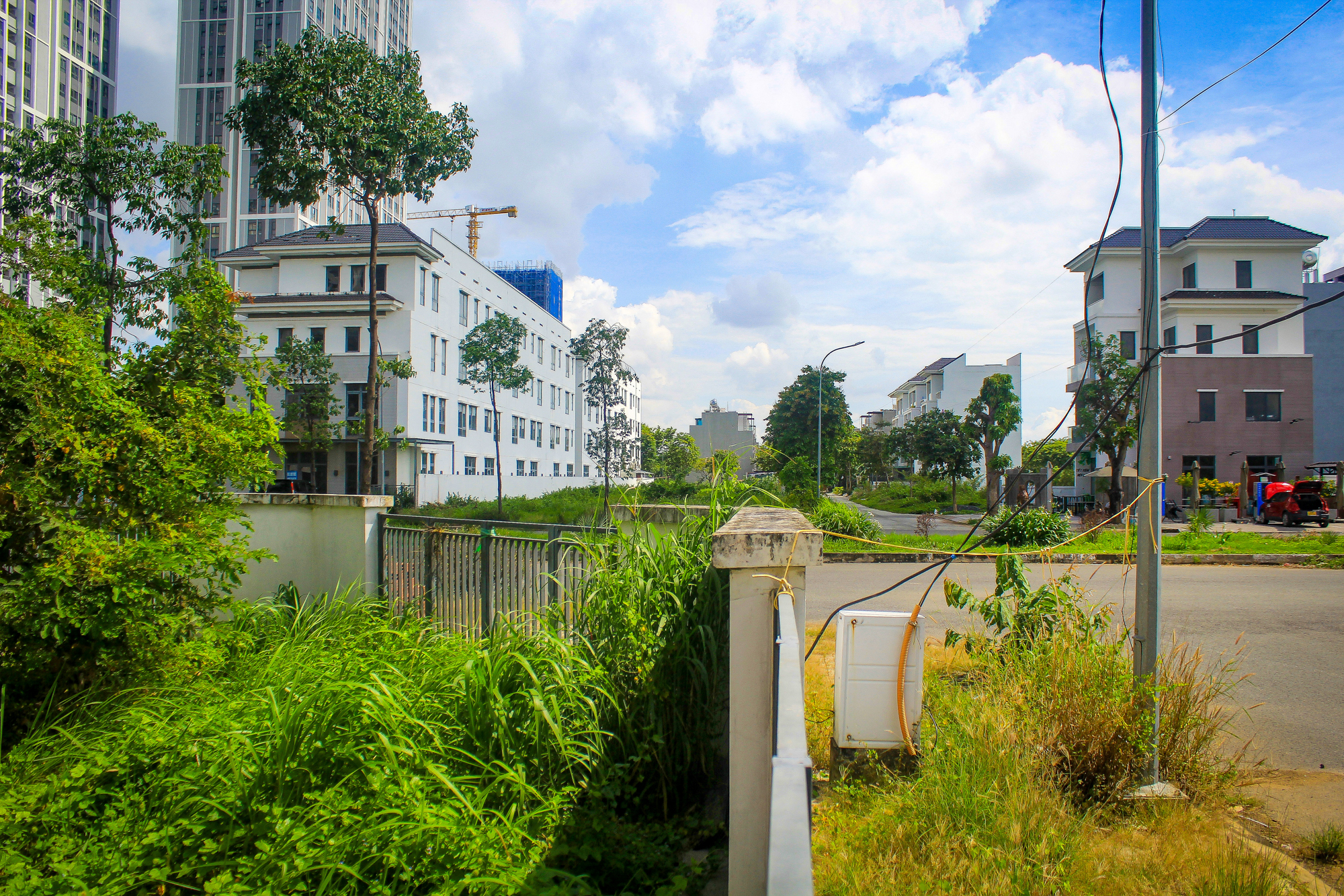 Toàn cảnh hàng chục nghìn nhà hoang, đất nền trống có thể bị đánh thuế luỹ tiến đến 10% ở TP.HCM- Ảnh 3. Toàn cảnh hàng chục nghìn nhà hoang, đất nền trống có thể bị đánh thuế luỹ tiến đến 10% ở TP.HCM- Ảnh 3.