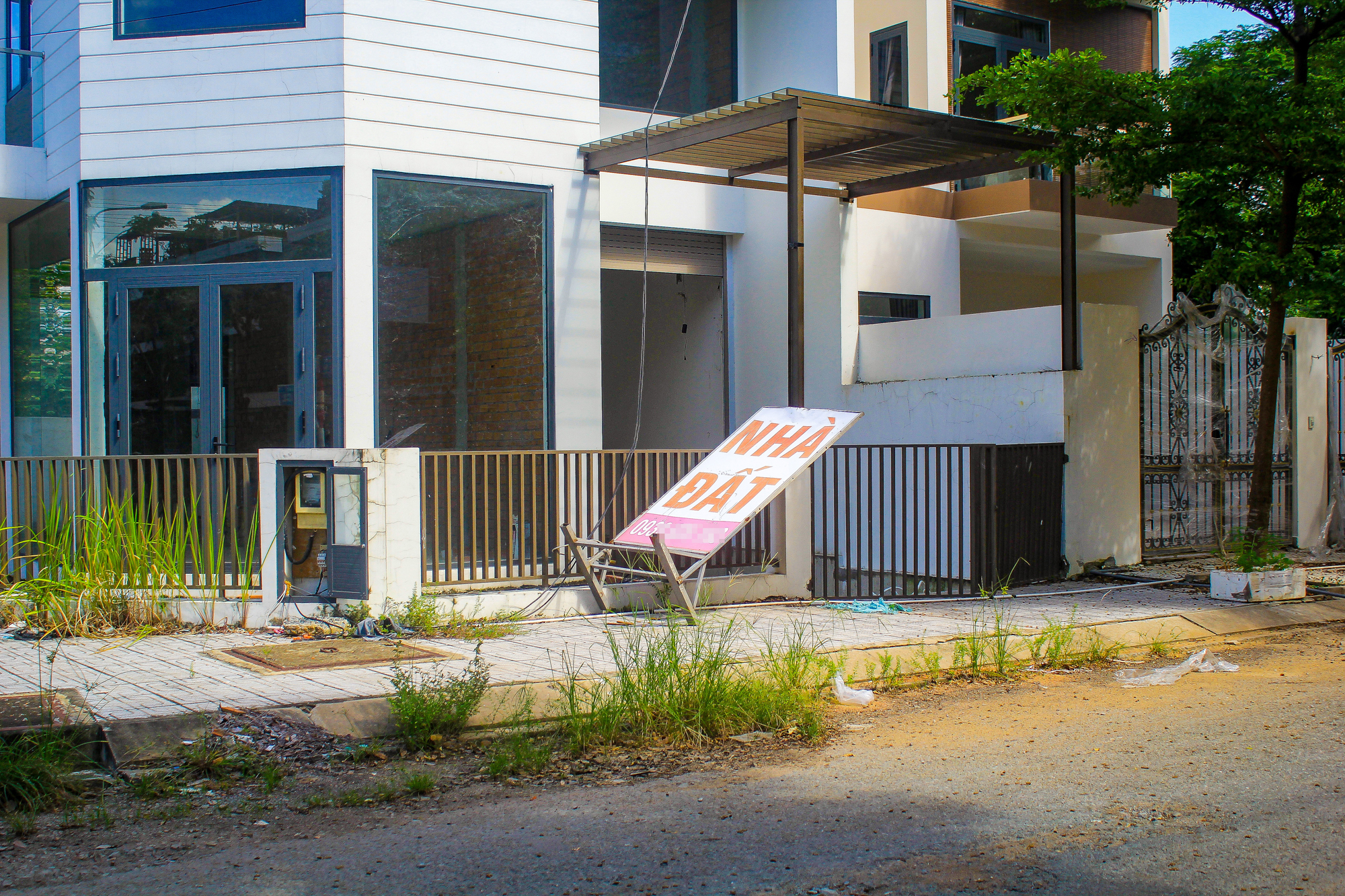 Toàn cảnh hàng chục nghìn nhà hoang, đất nền trống có thể bị đánh thuế luỹ tiến đến 10% ở TP.HCM- Ảnh 6. Toàn cảnh hàng chục nghìn nhà hoang, đất nền trống có thể bị đánh thuế luỹ tiến đến 10% ở TP.HCM- Ảnh 6.