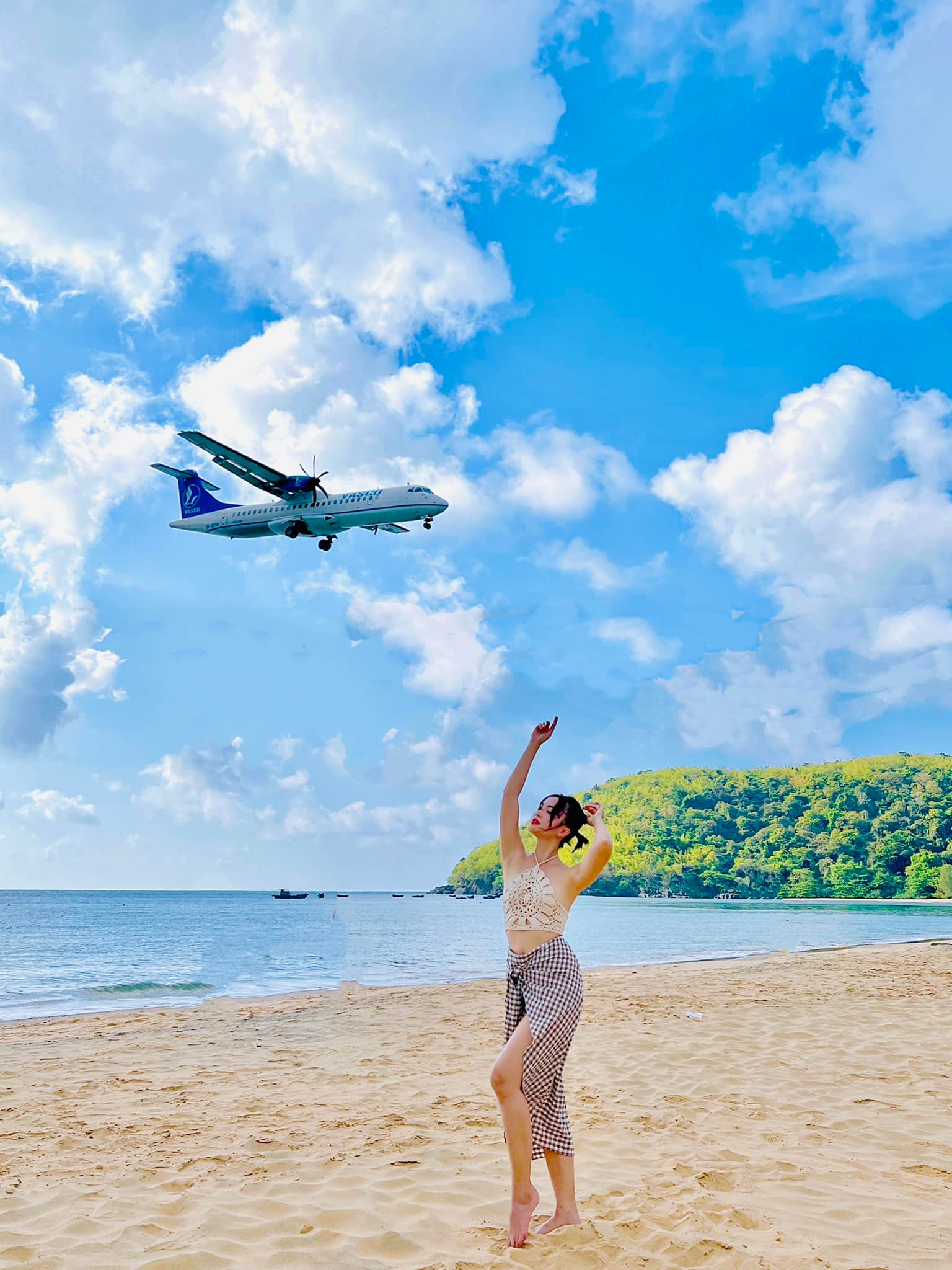 Sân bay duy nhất có đường bay nội thành, cất hạ cánh ngay bên bãi tắm- Ảnh 2. Sân bay duy nhất có đường bay nội thành, cất hạ cánh ngay bên bãi tắm- Ảnh 2.