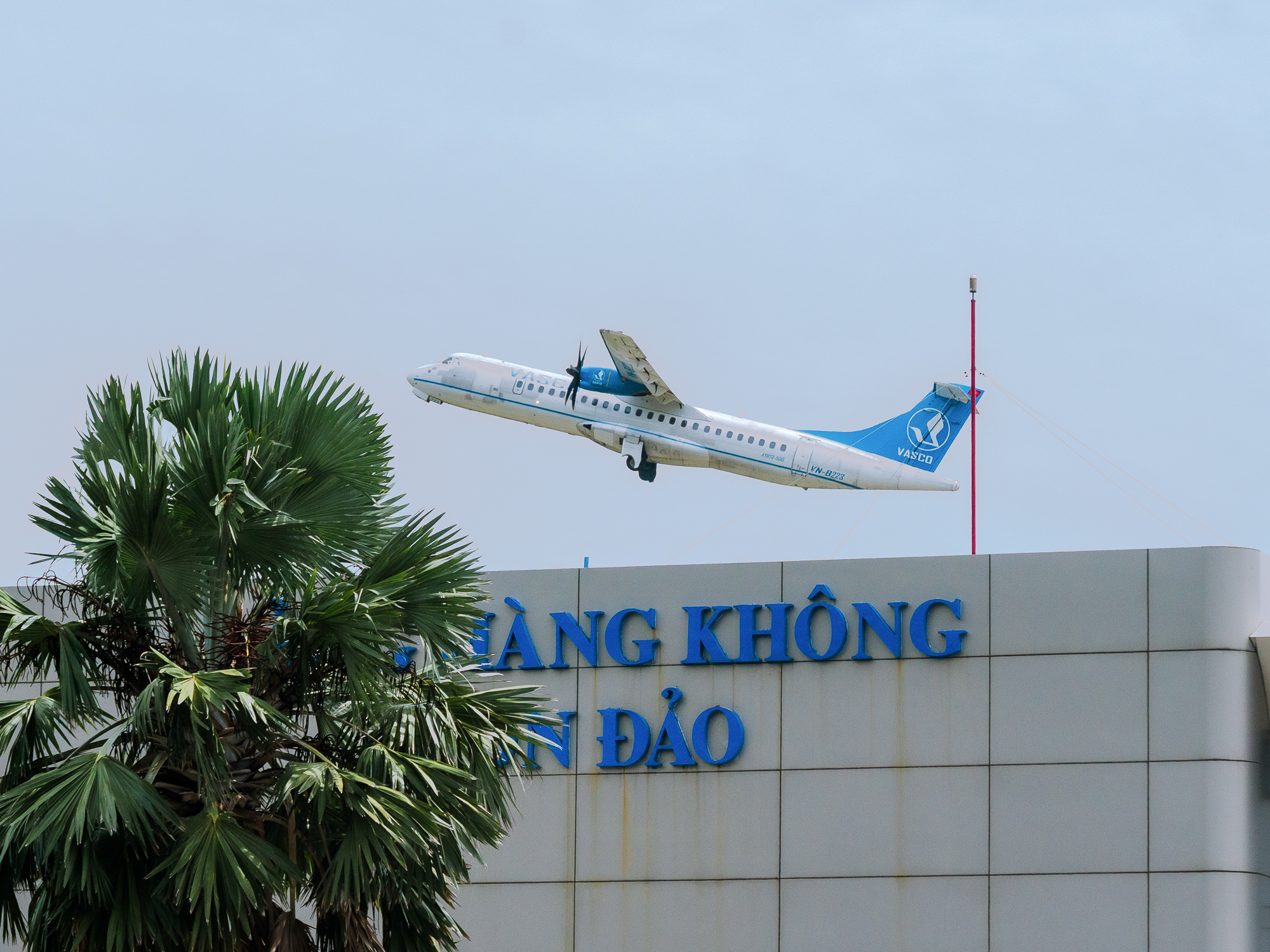 Sân bay duy nhất có đường bay nội thành, cất hạ cánh ngay bên bãi tắm- Ảnh 4. Sân bay duy nhất có đường bay nội thành, cất hạ cánh ngay bên bãi tắm- Ảnh 4.