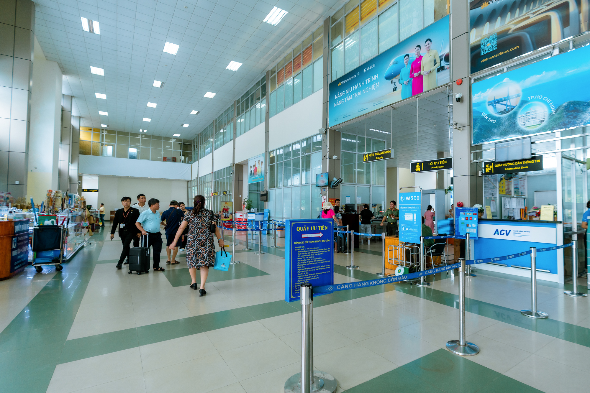 Sân bay duy nhất có đường bay nội thành, cất hạ cánh ngay bên bãi tắm- Ảnh 6. Sân bay duy nhất có đường bay nội thành, cất hạ cánh ngay bên bãi tắm- Ảnh 6.