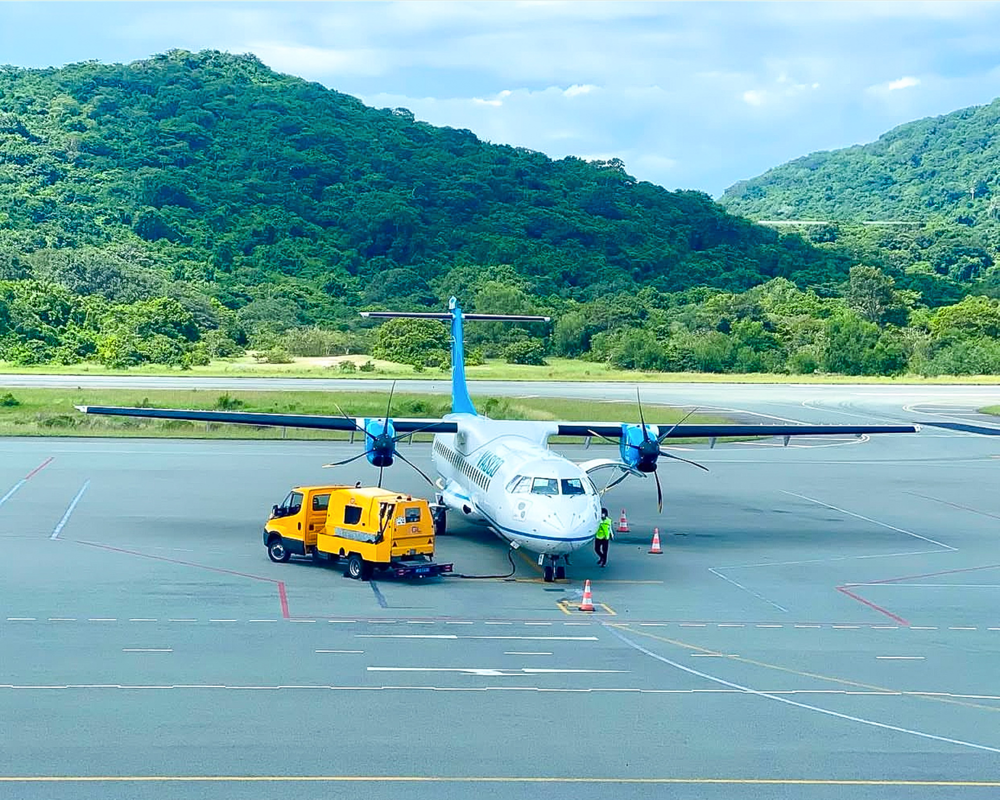 Sân bay duy nhất có đường bay nội thành, cất hạ cánh ngay bên bãi tắm- Ảnh 8. Sân bay duy nhất có đường bay nội thành, cất hạ cánh ngay bên bãi tắm- Ảnh 8.