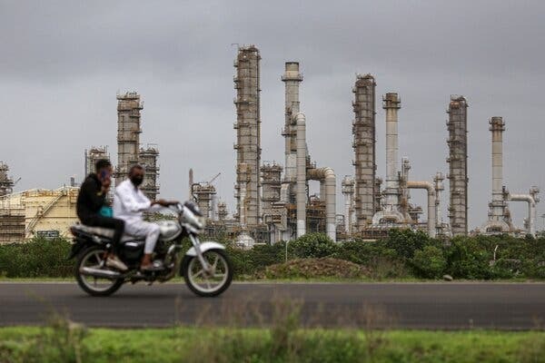 Muốn 'cai nghiện' dầu Nga, quốc gia BRICS phải trả cái giá nào? - Ảnh 1.
