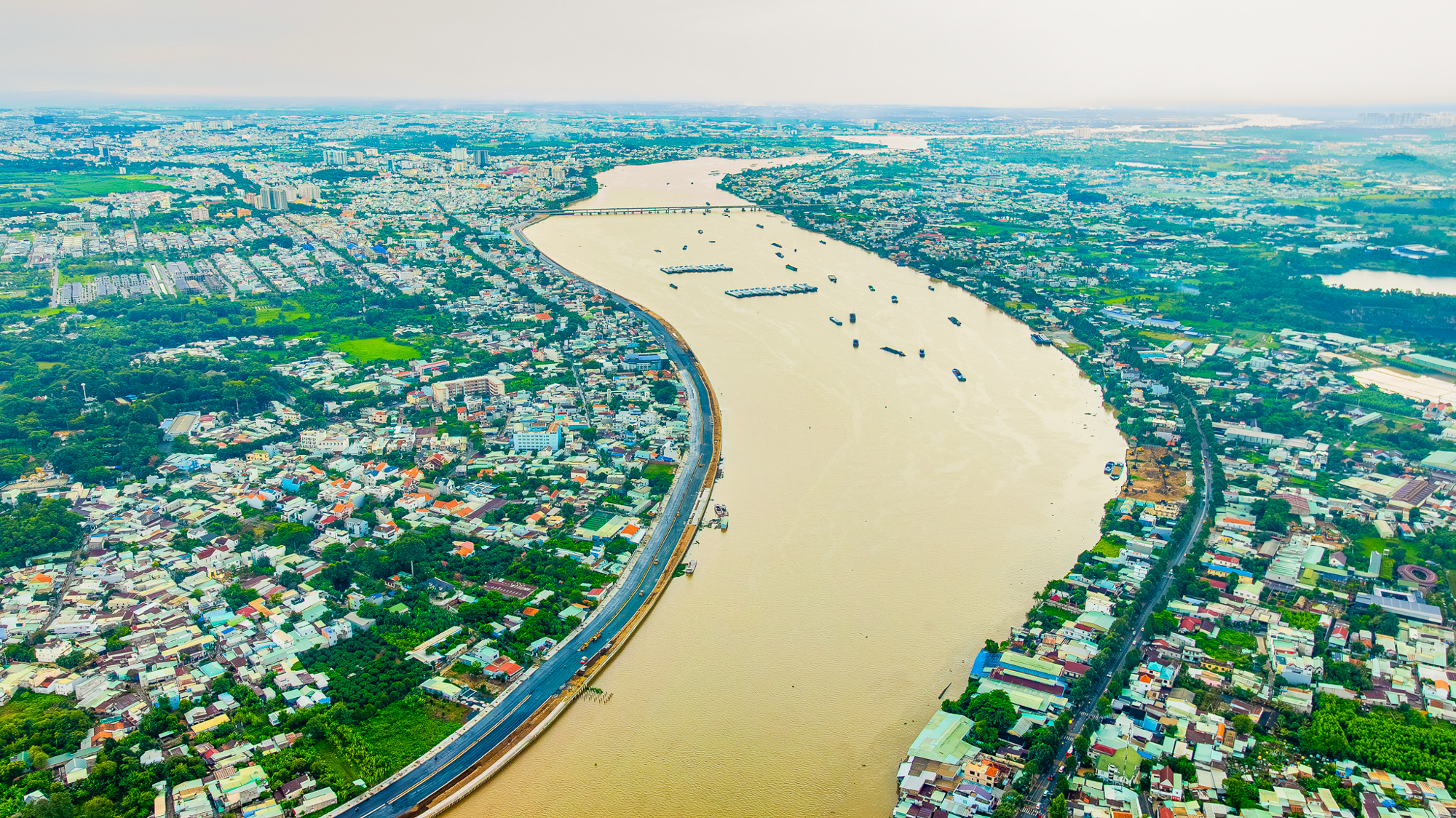 Ngắm đường ven sông trị giá gần 2.000 tỷ sắp thông xe: Cách TP.HCM một cây cầu, đẩy giá đất lên đến 200 triệu đồng/m2 - Ảnh 14.