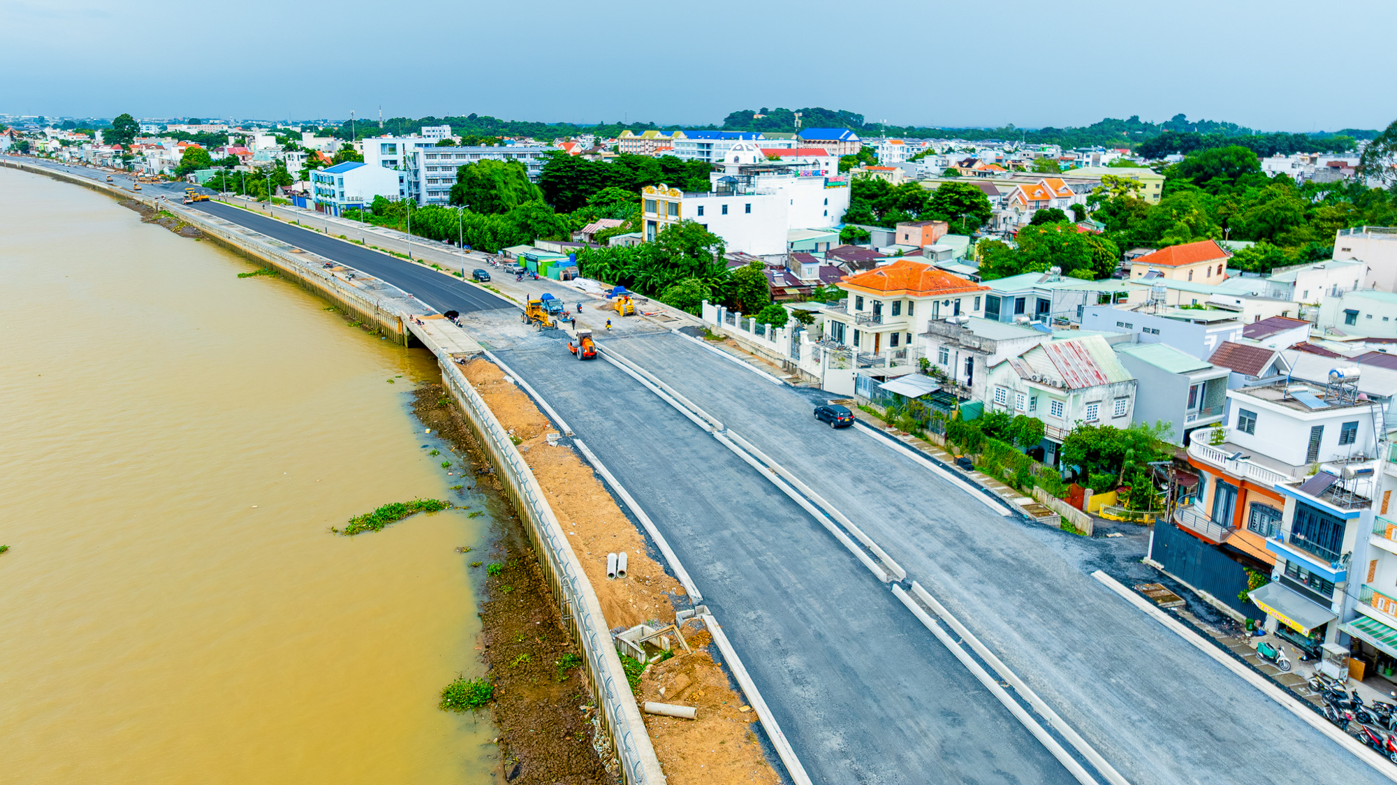 Ngắm đường ven sông trị giá gần 2.000 tỷ sắp thông xe: Cách TP.HCM một cây cầu, đẩy giá đất lên đến 200 triệu đồng/m2 - Ảnh 4.