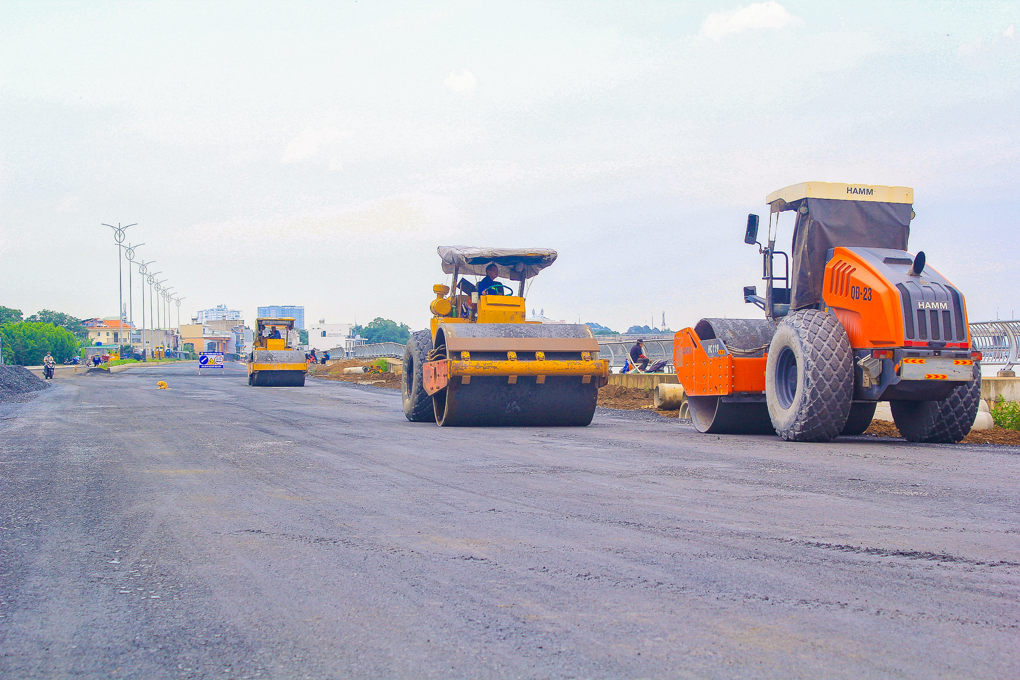 Ngắm đường ven sông trị giá gần 2.000 tỷ sắp thông xe: Cách TP.HCM một cây cầu, đẩy giá đất lên đến 200 triệu đồng/m2 - Ảnh 5.