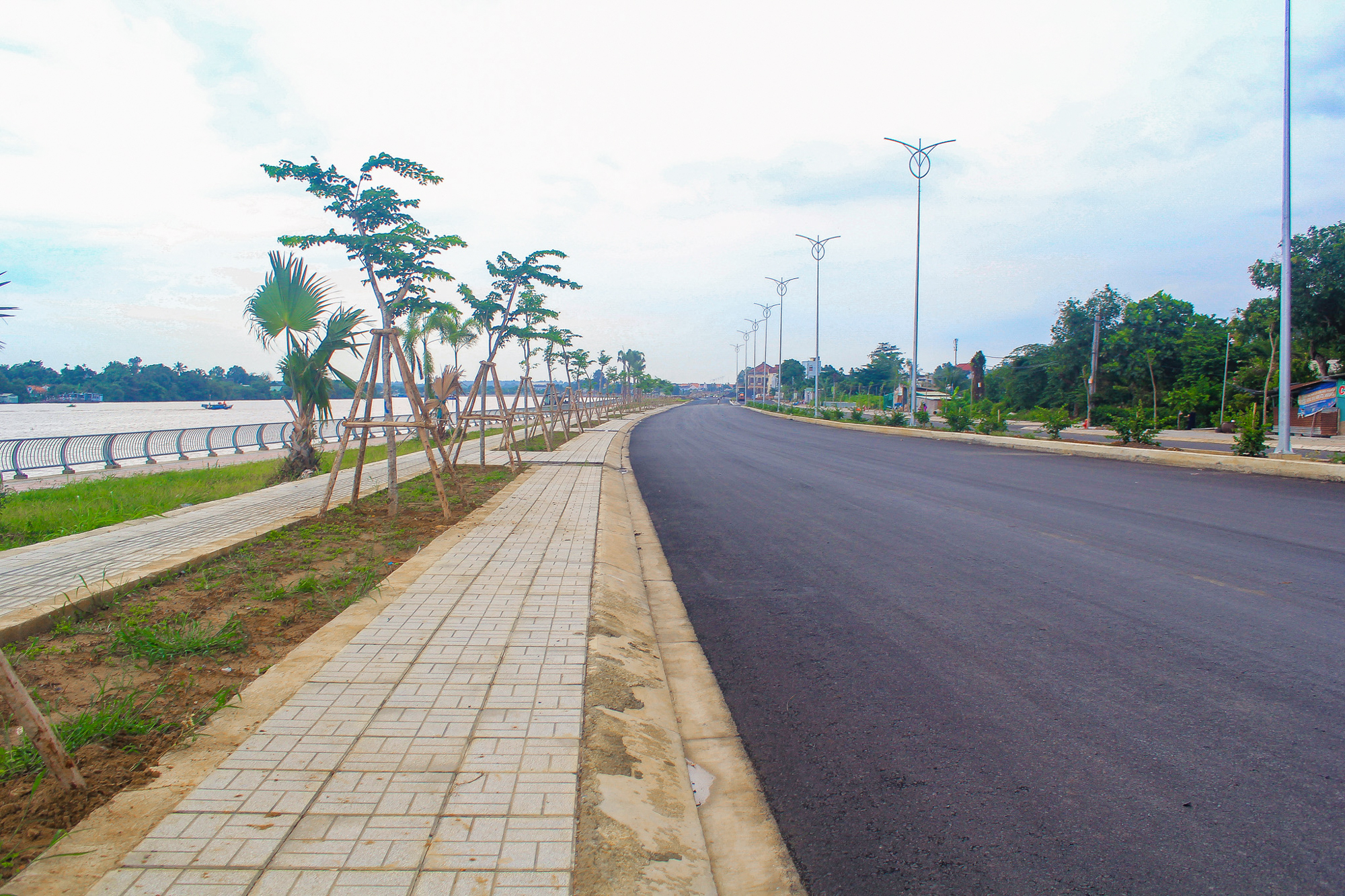 Ngắm đường ven sông trị giá gần 2.000 tỷ sắp thông xe: Cách TP.HCM một cây cầu, đẩy giá đất lên đến 200 triệu đồng/m2 - Ảnh 7.