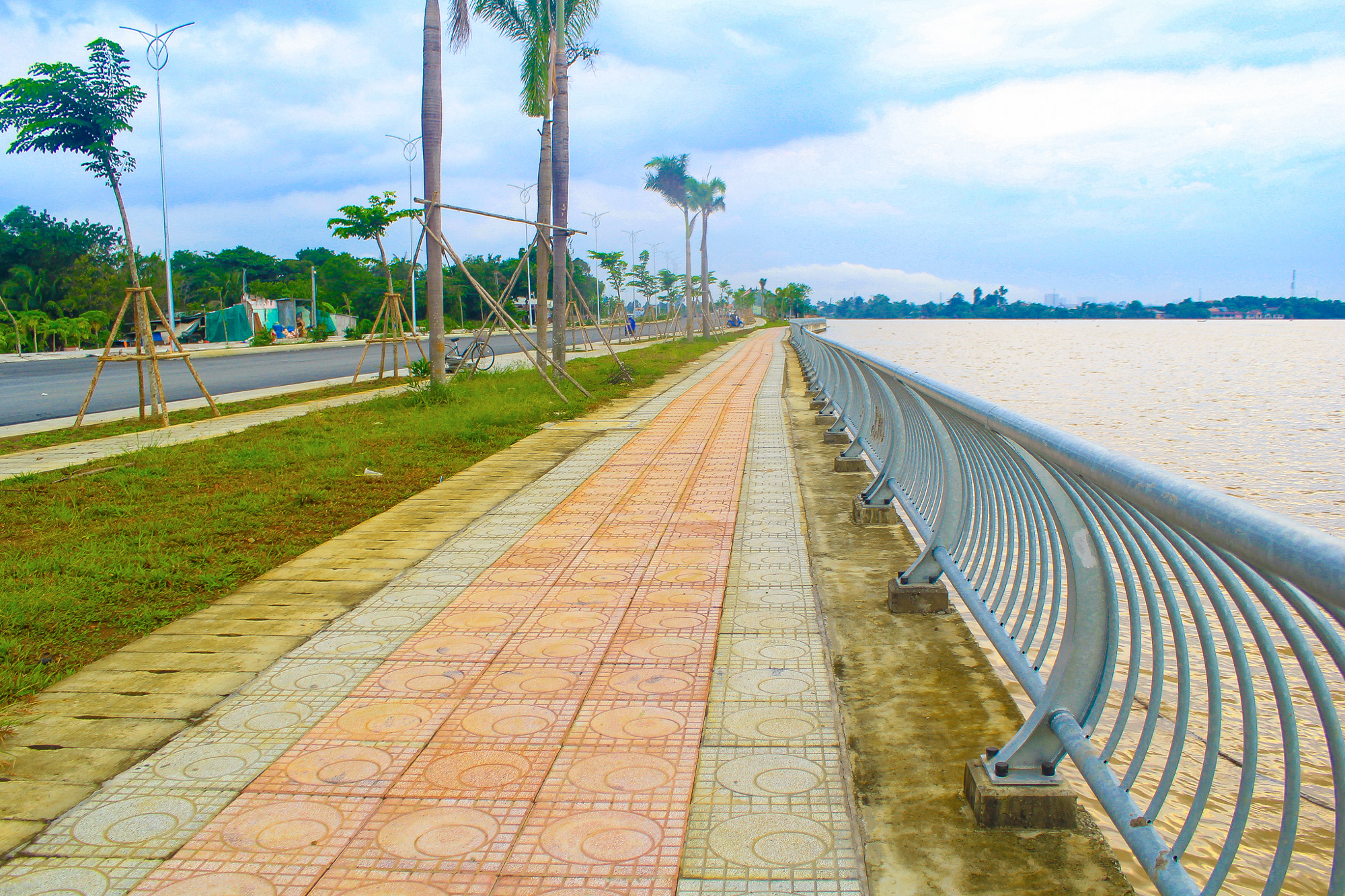 Ngắm đường ven sông trị giá gần 2.000 tỷ sắp thông xe: Cách TP.HCM một cây cầu, đẩy giá đất lên đến 200 triệu đồng/m2 - Ảnh 8.