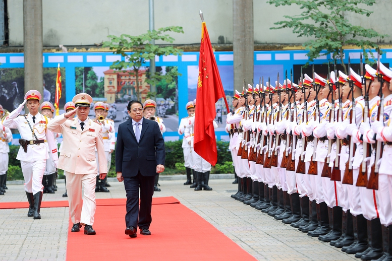 80 năm Công an nhân dân Việt Nam với sự nghiệp xây dựng và phát triển kinh tế - xã hội của đất nước- Ảnh 2. 80 năm Công an nhân dân Việt Nam với sự nghiệp xây dựng và phát triển kinh tế - xã hội của đất nước- Ảnh 2.
