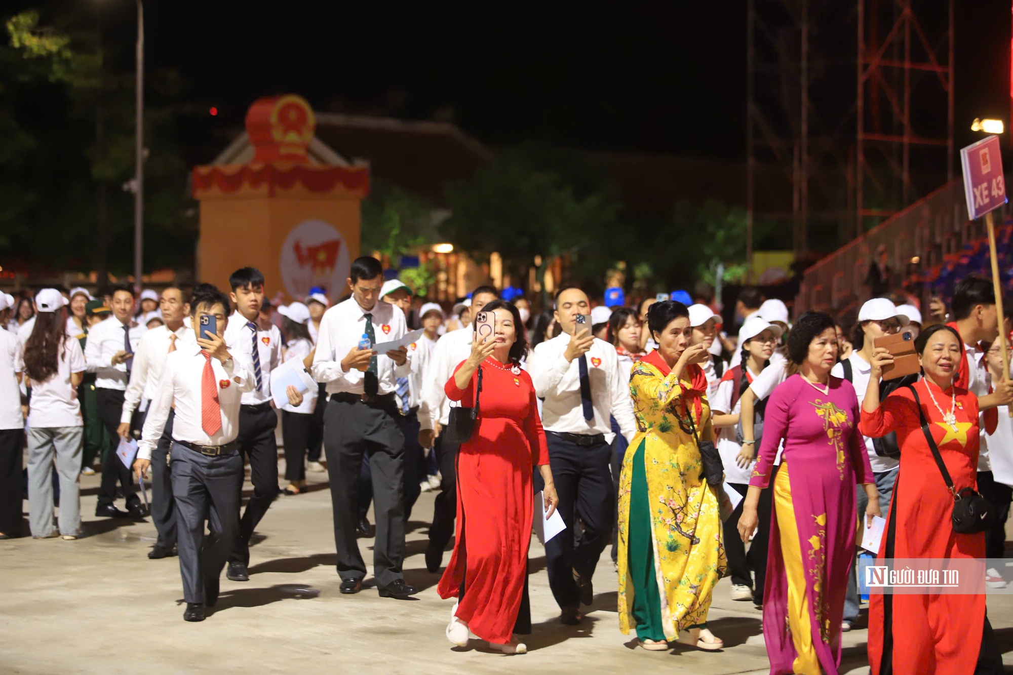 Thức xuyên đêm chờ xem tổng duyệt A80, hát vang "như có Bác trong ngày đại thắng"- Ảnh 4. Thức xuyên đêm chờ xem tổng duyệt A80, hát vang "như có Bác trong ngày đại thắng"- Ảnh 4.