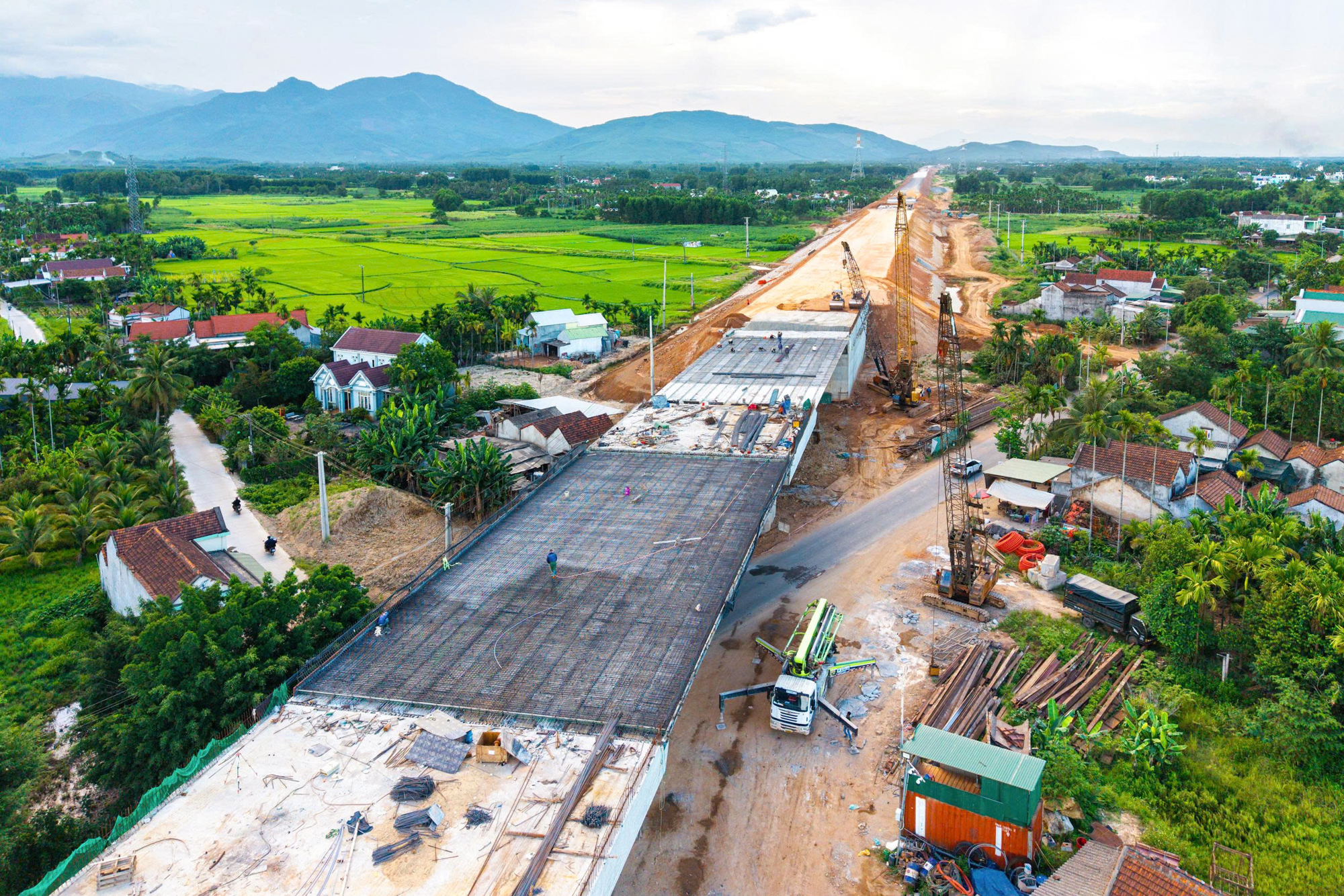 Dự án lớn nhất, có hầm xuyên núi dài nhất cao tốc Bắc Nam: Hơn 4.000 công nhân và máy móc làm việc suốt ngày đêm, phấn đấu vượt tiến độ 8 tháng- Ảnh 13. Dự án lớn nhất, có hầm xuyên núi dài nhất cao tốc Bắc Nam: Hơn 4.000 công nhân và máy móc làm việc suốt ngày đêm, phấn đấu vượt tiến độ 8 tháng- Ảnh 13.