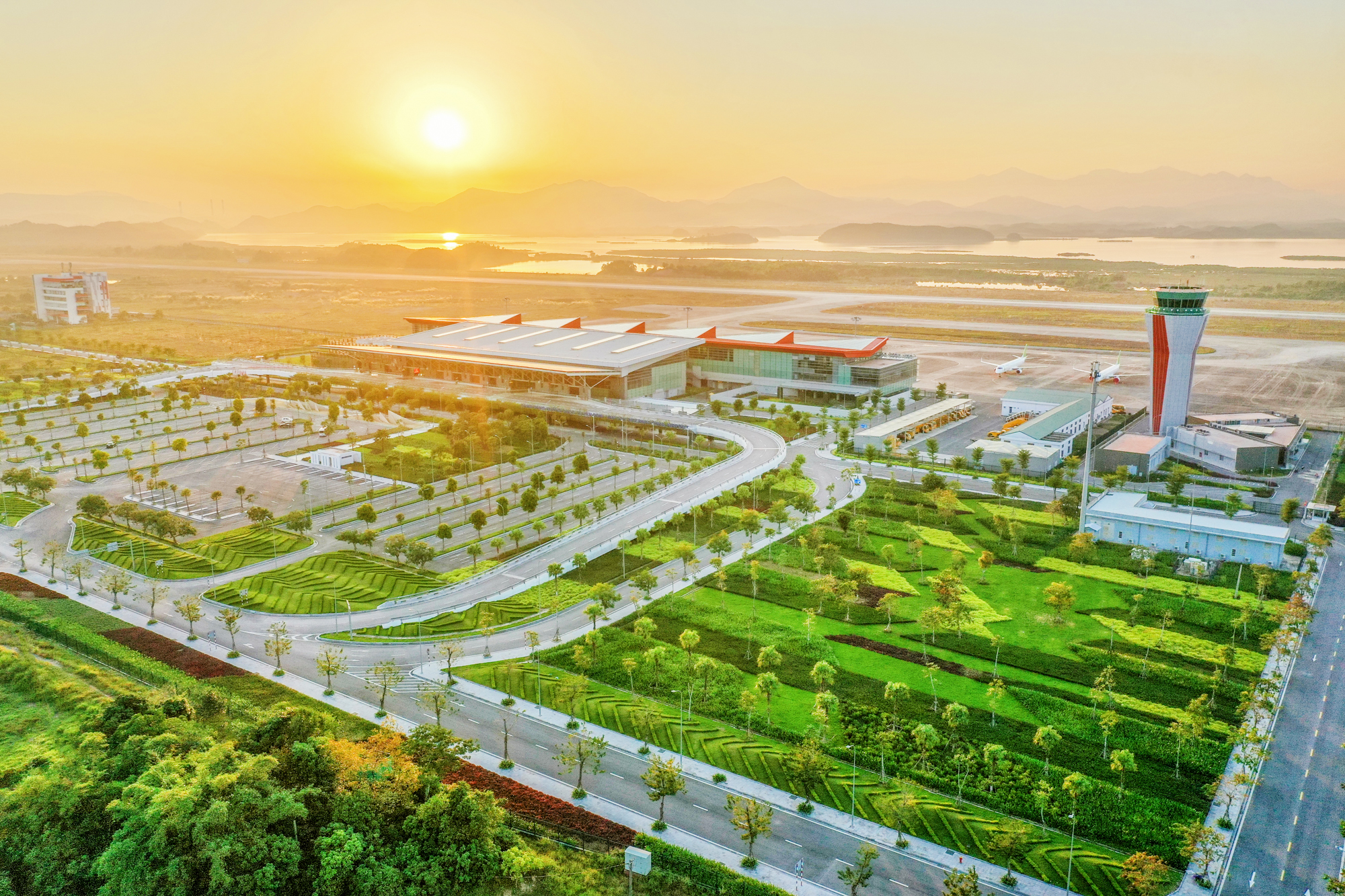 3 hòn đảo có sân bay ở Việt Nam: Nơi là thiên đường nghỉ dưỡng, nơi có đường cao tốc, nơi thu hơn 3.000 tỷ mỗi năm nhờ du lịch- Ảnh 1.