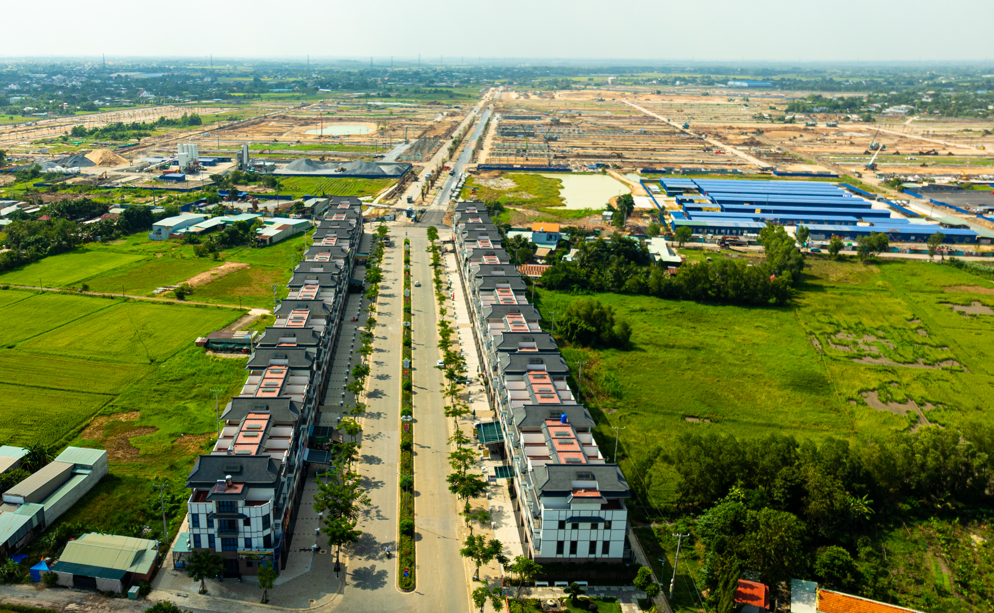 Vành đai 3 bứt tốc, loạt dự án ở Long An cũ đua nhau bung hàng: Vinhomes gây sốt với 1.000 booking, Ecopark bán sạch nhà liền kề trong 2 ngày - Ảnh 10.