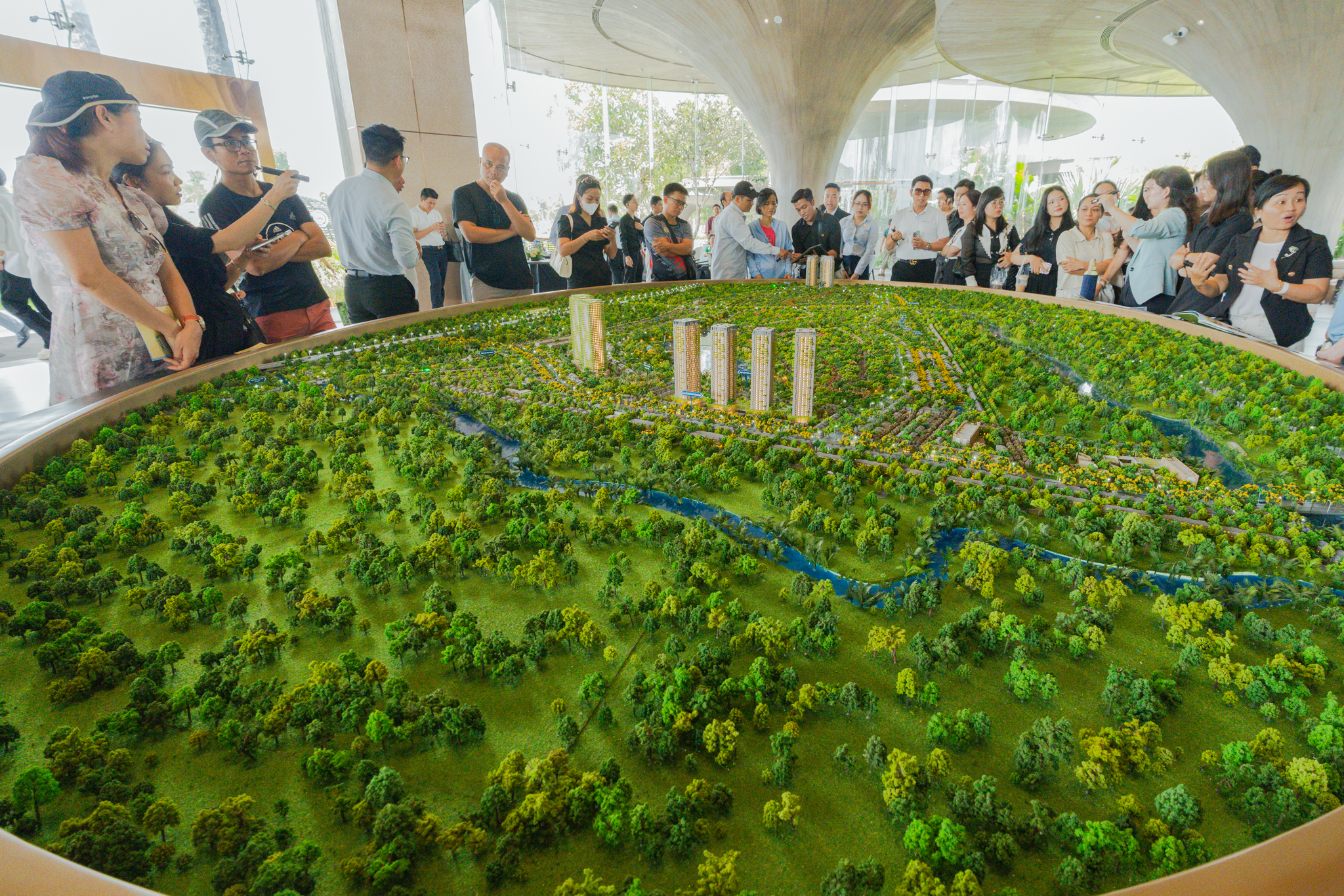 Vành đai 3 bứt tốc, loạt dự án ở Long An cũ đua nhau bung hàng: Vinhomes gây sốt với 1.000 booking, Ecopark bán sạch nhà liền kề trong 2 ngày - Ảnh 4.