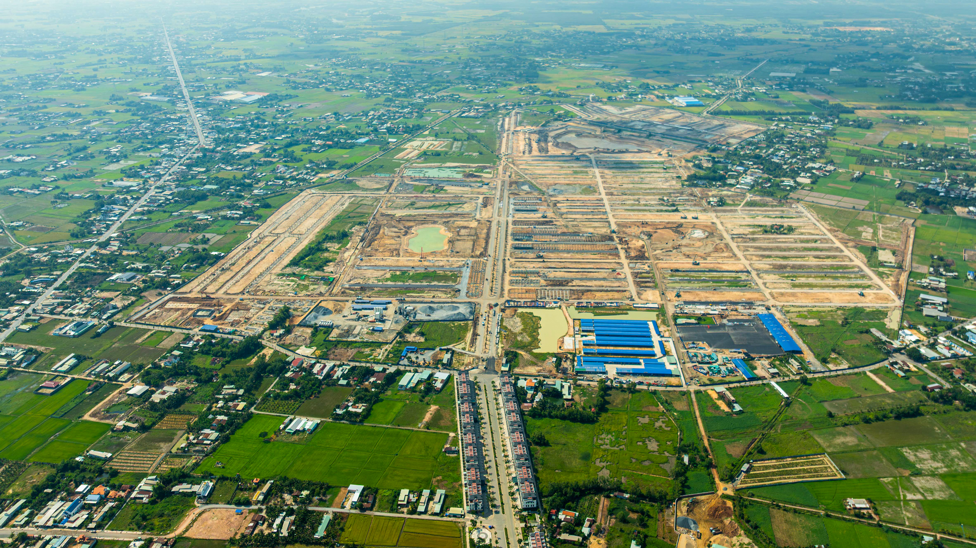 Vành đai 3 bứt tốc, loạt dự án ở Long An cũ đua nhau bung hàng: Vinhomes gây sốt với 1.000 booking, Ecopark bán sạch nhà liền kề trong 2 ngày - Ảnh 5.