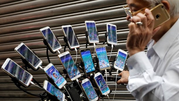Công an đột kích 4 phòng livestream chứa hơn 20 chiếc điện thoại sáng suốt ngày đêm: phanh phui đường dây bán hàng giả trị giá 11 tỷ đồng, tịch thu 10.000 món đồ nhái - Ảnh 1.