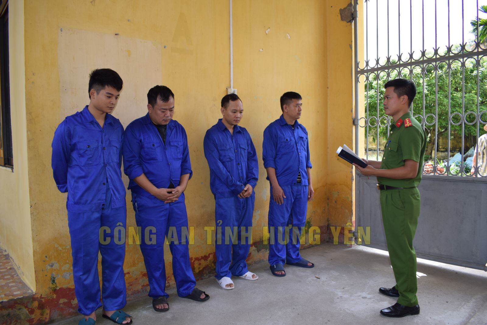Khám xét khẩn cấp nơi ở, công an triệt phá nhóm cướp tiền điện tử USDT: Phong tỏa 5 tài khoản ngân hàng, tịch thu gần 2 tỷ tiền mặt, 2 xe ô tô, 5 điện thoại- Ảnh 2. Khám xét khẩn cấp nơi ở, công an triệt phá nhóm cướp tiền điện tử USDT: Phong tỏa 5 tài khoản ngân hàng, tịch thu gần 2 tỷ tiền mặt, 2 xe ô tô, 5 điện thoại- Ảnh 2.