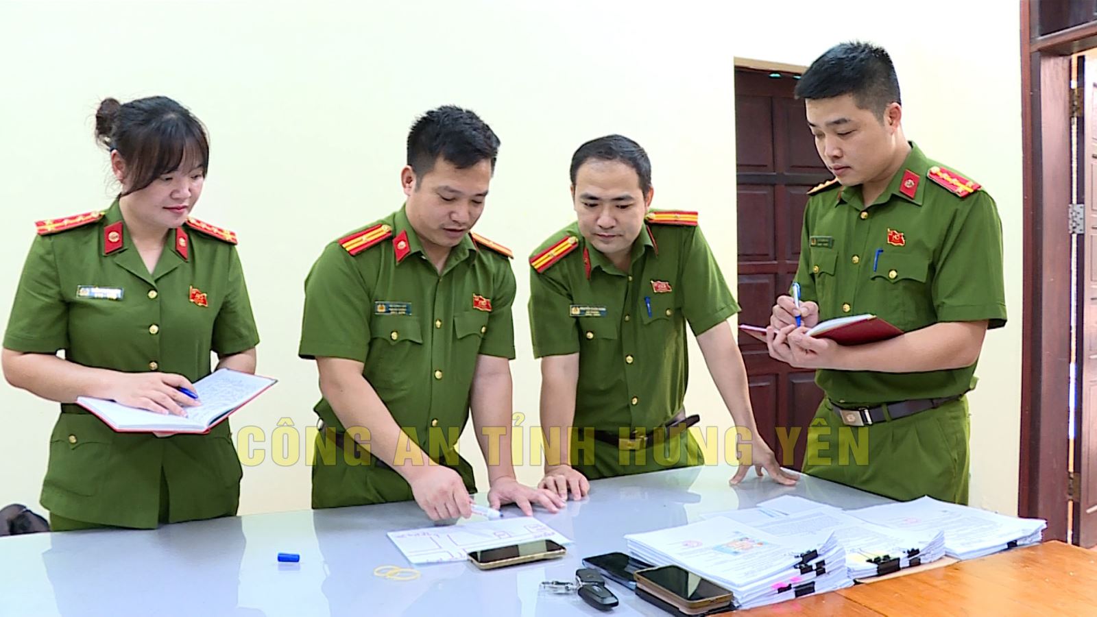 Khám xét khẩn cấp nơi ở, công an triệt phá nhóm cướp tiền điện tử USDT: Phong tỏa 5 tài khoản ngân hàng, tịch thu gần 2 tỷ tiền mặt, 2 xe ô tô, 5 điện thoại- Ảnh 1. Khám xét khẩn cấp nơi ở, công an triệt phá nhóm cướp tiền điện tử USDT: Phong tỏa 5 tài khoản ngân hàng, tịch thu gần 2 tỷ tiền mặt, 2 xe ô tô, 5 điện thoại- Ảnh 1.