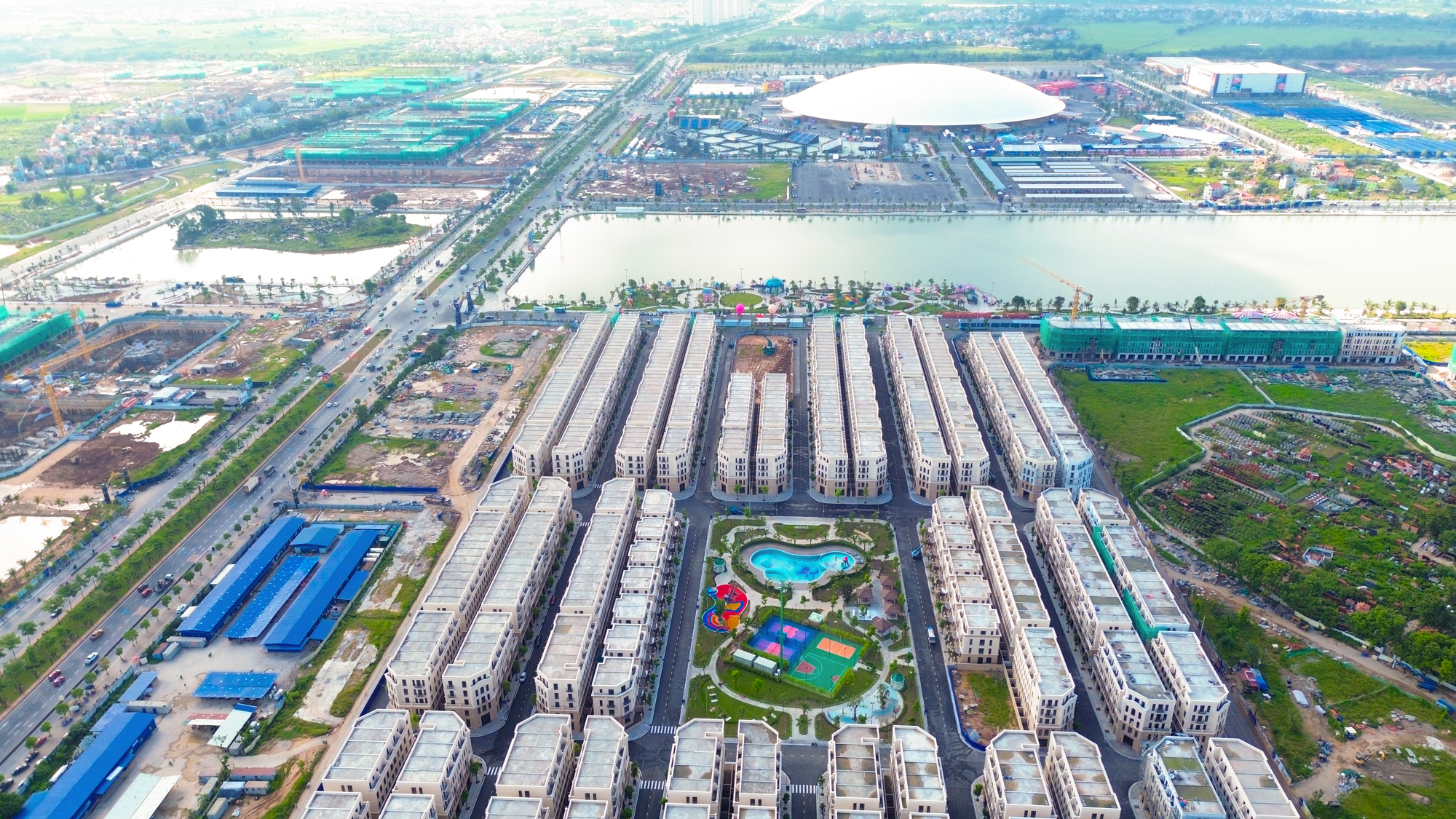 Siêu dự án của Vinhomes nằm bên vành đai 2 Hà Nội: Bàn giao nhà chỉ sau một năm, ngày cao điểm đón hơn một triệu khách- Ảnh 1. Siêu dự án của Vinhomes nằm bên vành đai 2 Hà Nội: Bàn giao nhà chỉ sau một năm, ngày cao điểm đón hơn một triệu khách- Ảnh 1.