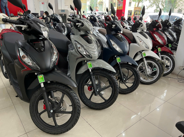 Honda Vision giảm giá gần 20 triệu đồng so với thời điểm sốt giá, đại lý đua nhau tung kèm ưu đãi - Ảnh 1.