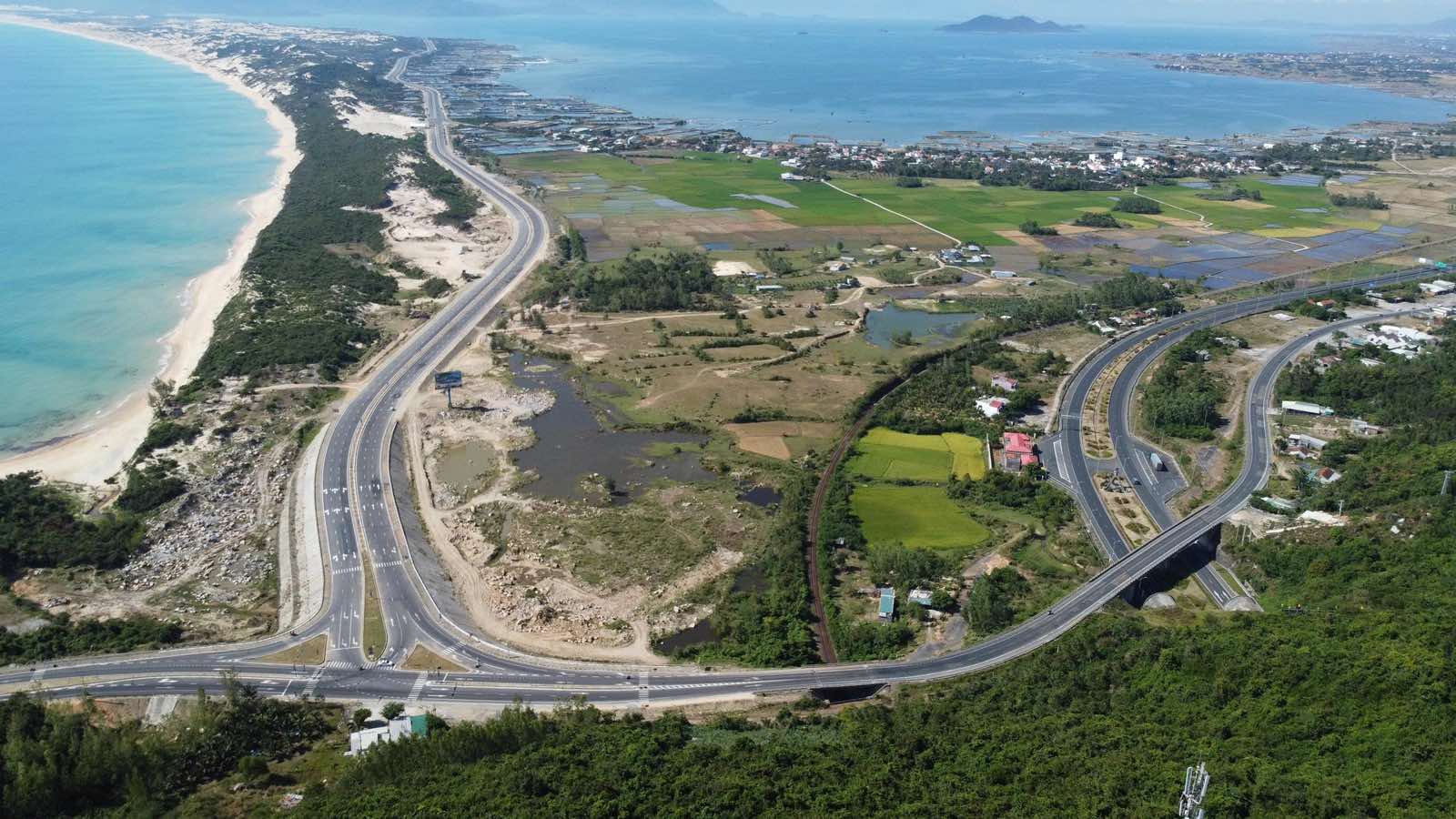 Khánh Hòa mới: “Cực tăng trưởng biển đảo” cần bệ phóng nhân lực và nhà đầu tư lớn- Ảnh 2. Khánh Hòa mới: “Cực tăng trưởng biển đảo” cần bệ phóng nhân lực và nhà đầu tư lớn- Ảnh 2.