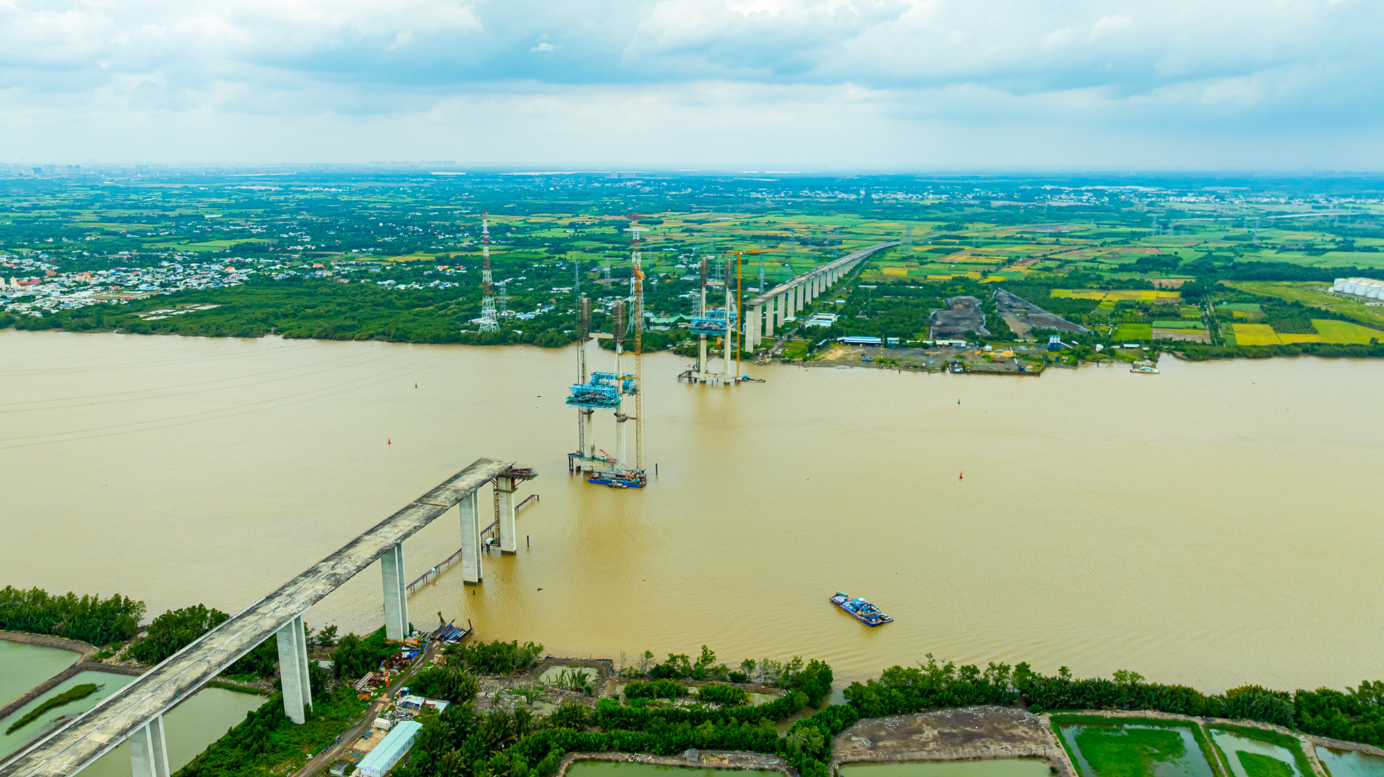 Toàn cảnh công trường cầu dây văng cao nhất, nút thắt cuối cùng của cao tốc mỗi mét tốn nửa tỷ ở TP.HCM - Ảnh 1.