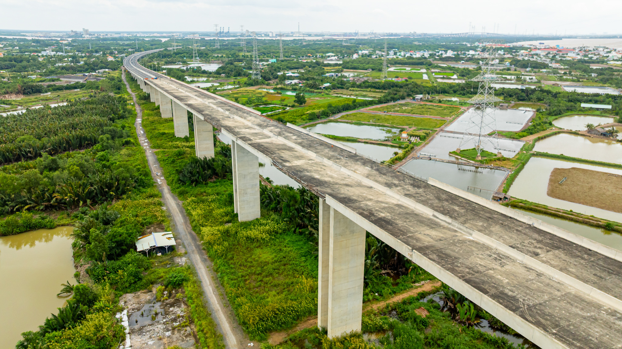 Toàn cảnh công trường cầu dây văng cao nhất, nút thắt cuối cùng của cao tốc mỗi mét tốn nửa tỷ ở TP.HCM - Ảnh 10.