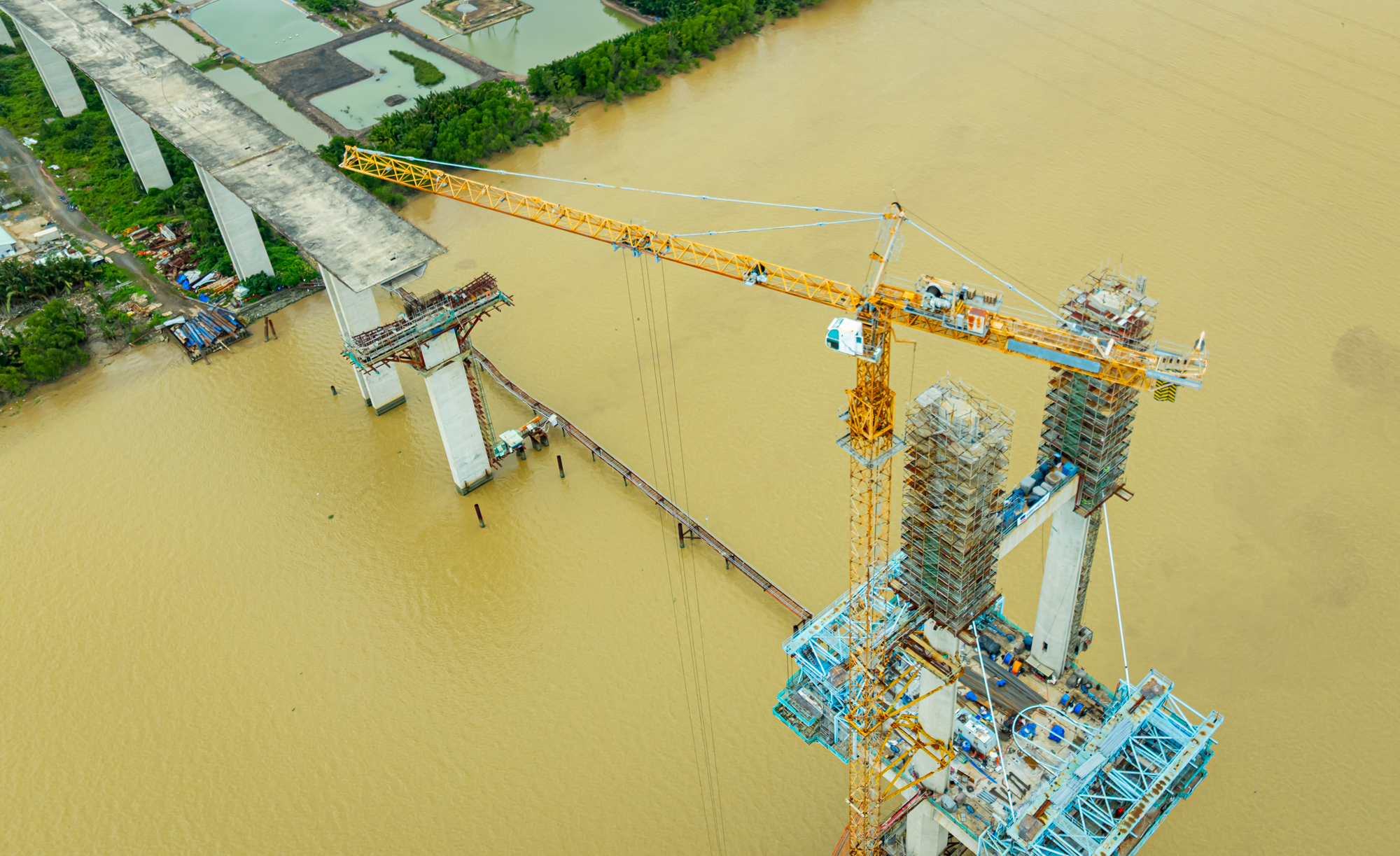 Toàn cảnh công trường cầu dây văng cao nhất, nút thắt cuối cùng của cao tốc mỗi mét tốn nửa tỷ ở TP.HCM - Ảnh 3.
