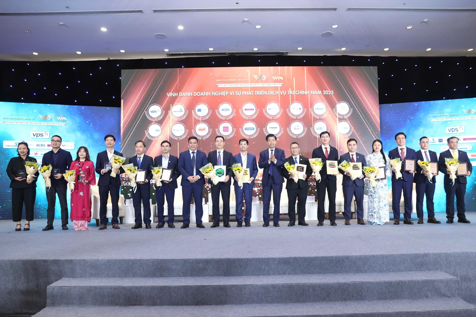 Agribank được vinh danh 3 sản phẩm, dịch vụ tài chính tiêu biểu năm 2025, khẳng định vị thế dẫn đầu - Ảnh 4.