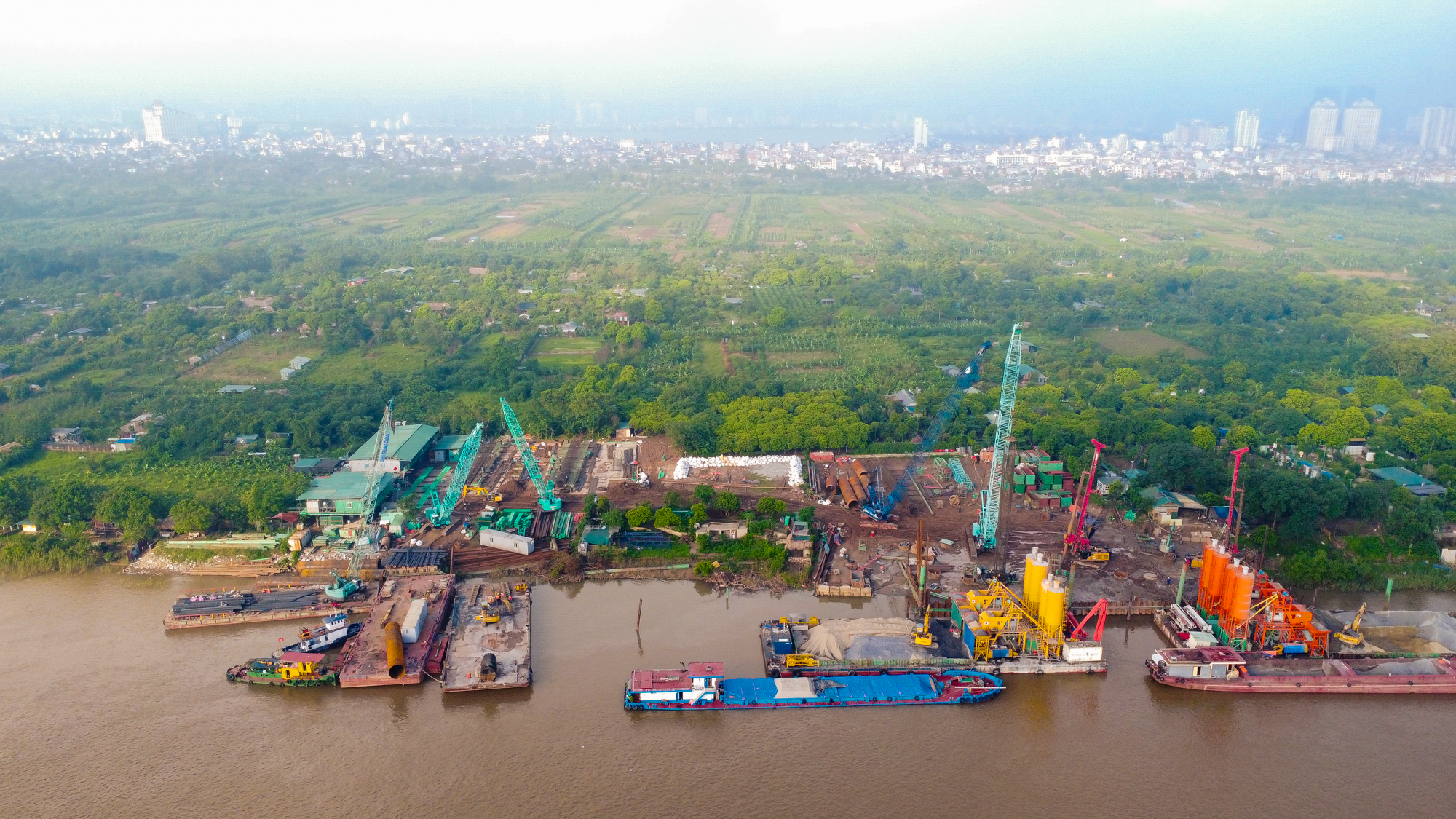 Toàn cảnh công trường xây cầu có trụ cao nhất, nhịp chính dài thứ 2 Việt Nam kết nối với dự án “nóng” bậc nhất của tỷ phú Phạm Nhật Vượng- Ảnh 13. Toàn cảnh công trường xây cầu có trụ cao nhất, nhịp chính dài thứ 2 Việt Nam kết nối với dự án “nóng” bậc nhất của tỷ phú Phạm Nhật Vượng- Ảnh 13.