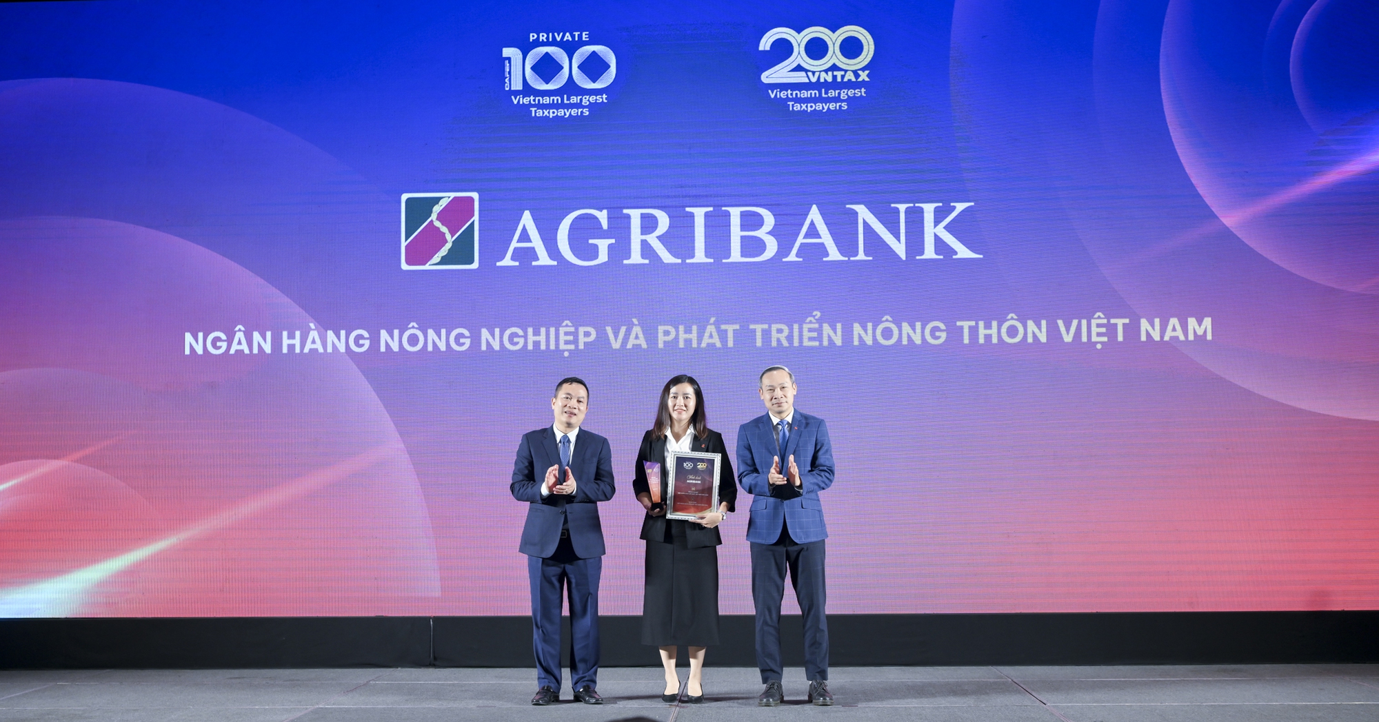 Đóng góp hàng nghìn tỷ đồng, nhiều ngân hàng được vinh danh trong nhóm doanh nghiệp nộp ngân sách lớn nhất Việt Nam- Ảnh 1. Đóng góp hàng nghìn tỷ đồng, nhiều ngân hàng được vinh danh trong nhóm doanh nghiệp nộp ngân sách lớn nhất Việt Nam- Ảnh 1.