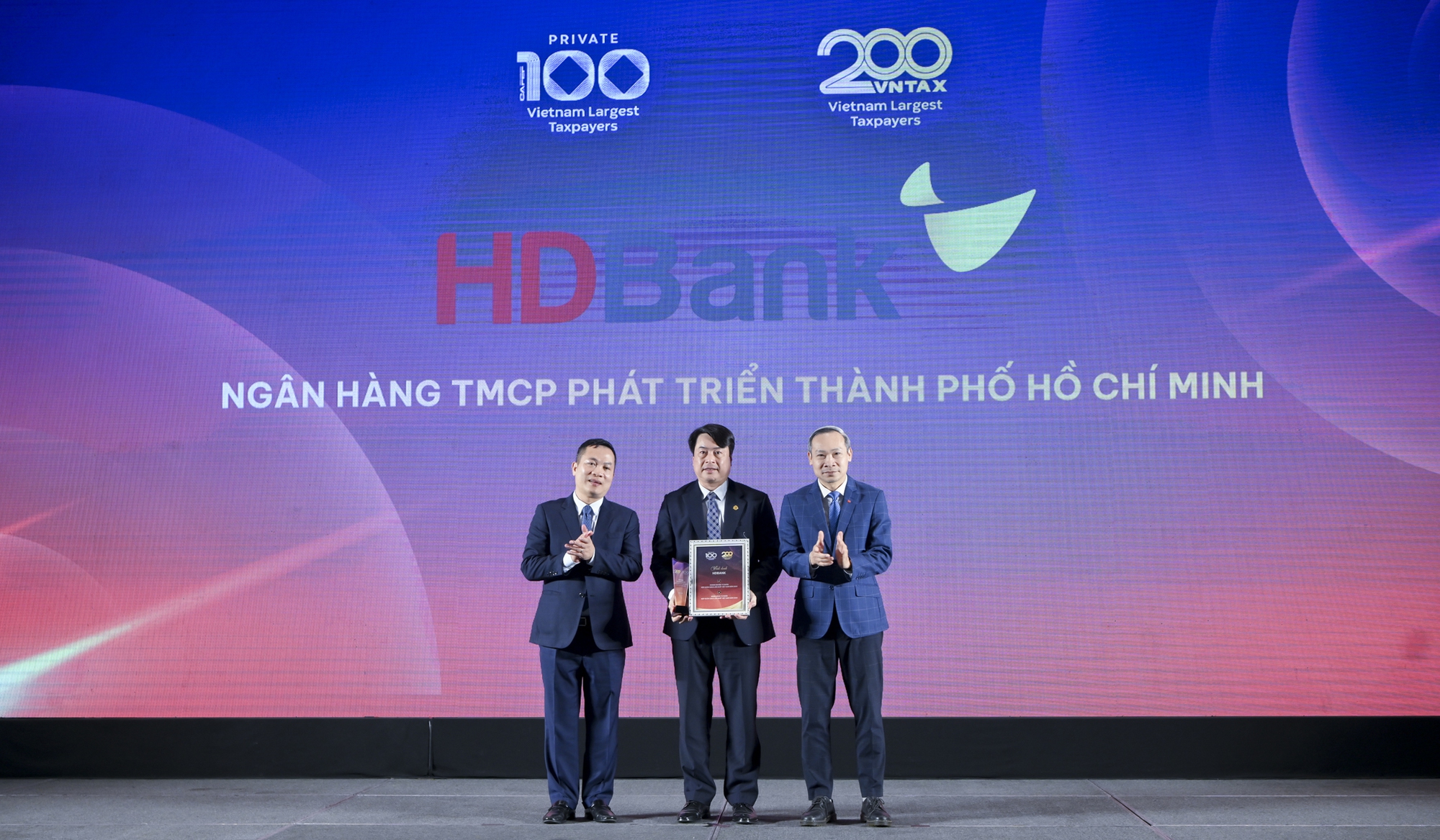 Đóng góp hàng nghìn tỷ đồng, nhiều ngân hàng được vinh danh trong nhóm doanh nghiệp nộp ngân sách lớn nhất Việt Nam- Ảnh 3. Đóng góp hàng nghìn tỷ đồng, nhiều ngân hàng được vinh danh trong nhóm doanh nghiệp nộp ngân sách lớn nhất Việt Nam- Ảnh 3.
